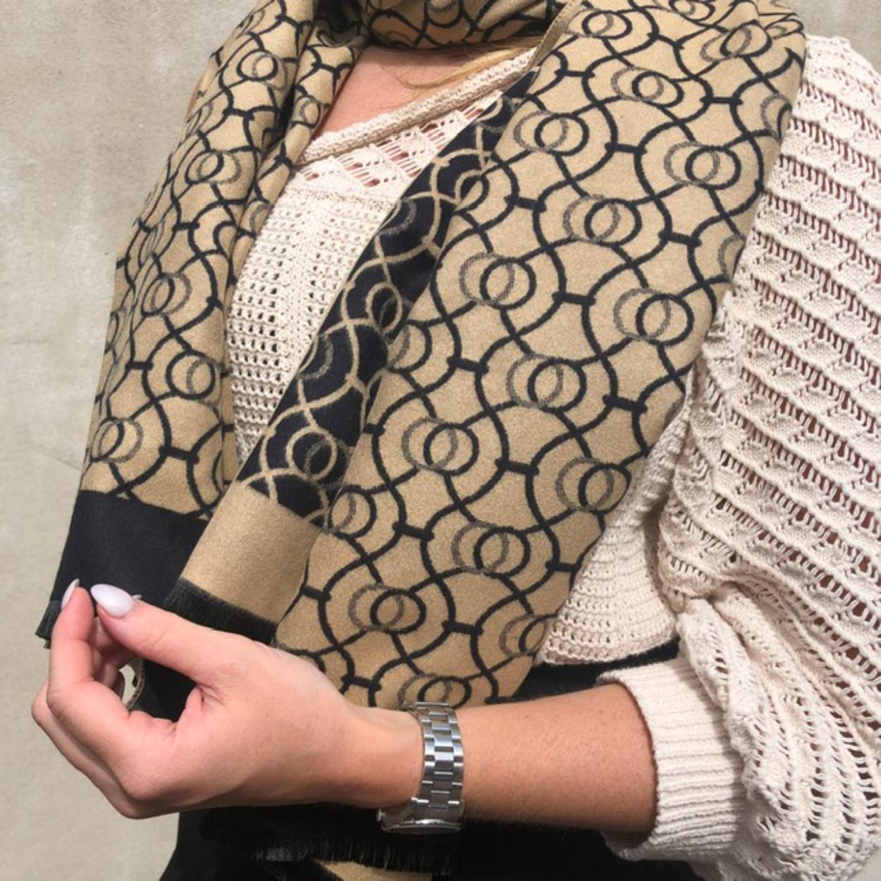 Deze shawl komt uit Florence en typeert functionaliteit met style.. De shawl is op verschillende manieren te dragen.
De print doet denken aan een hoogwaardig fashion merk.
De shawl is lekker warm en het materiaal is een mix van 70% viscose met 30% Luna (wolsoort)

Afmetingen:
63cm breed x 1.90 cm lang