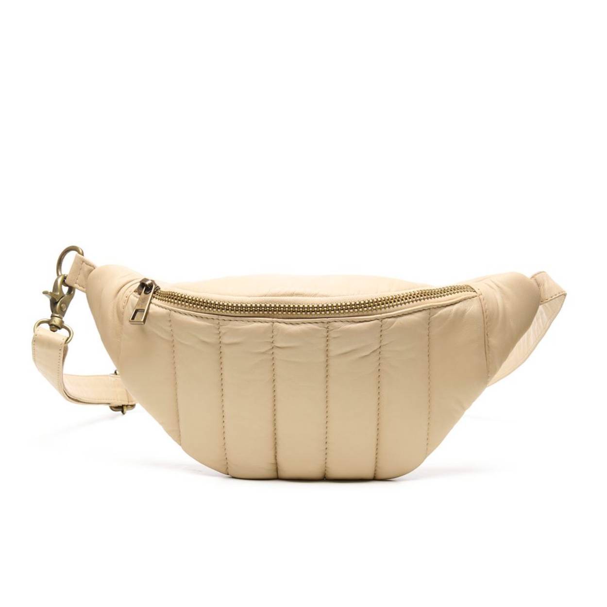 DIVA BUM BAG Super zachte padded bum bag met verstelbare band. Onder de rits bevindt zich een vak met een extra achtervak met rits en een insteekvak voor bijv. je telefoon. Deze Bum bag heeft opvallend gestikte padded op de voozijde en eeen extra rits aan de achterkant. De band is verstelbaar en de mooie antic brass hardware maakt deze Bum helemaal af.
