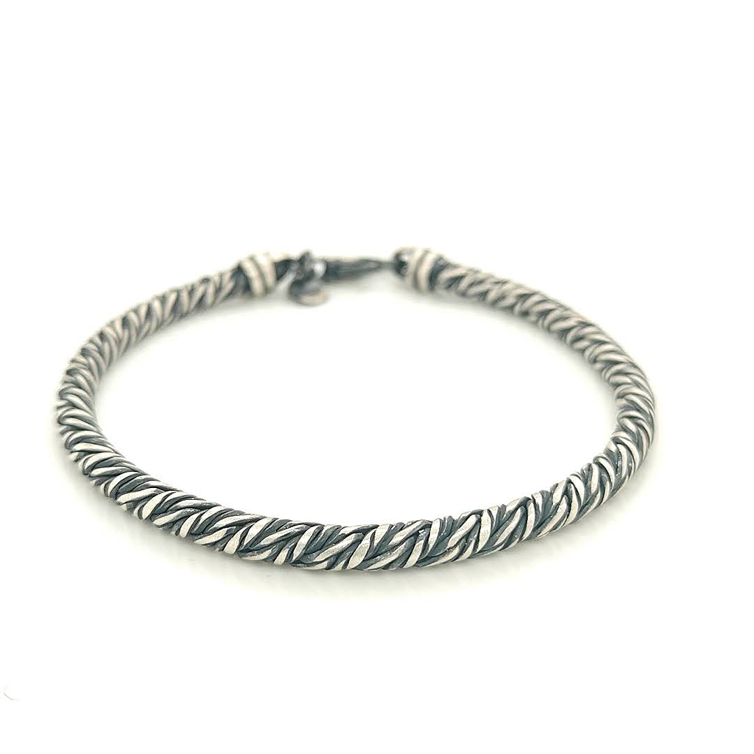 Deze armband is gemaakt van 925 zilver. De armband is donker van kleur.