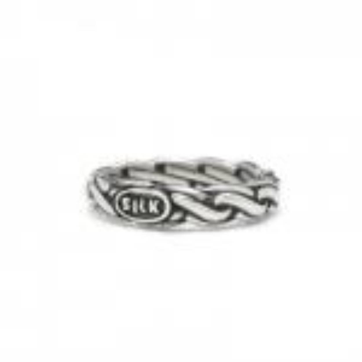 Deze prachtige zilveren ring is gemaakt van zijdeachtig materiaal en heeft een maat van 18. De ring heeft een elegante uitstraling en is een perfect accessoire voor elke gelegenheid. Draag deze ring alleen voor een subtiele look of combineer hem met andere zilveren sieraden voor een verfijnde uitstraling. Een tijdloos stuk dat niet mag ontbreken in je sieradencollectie!