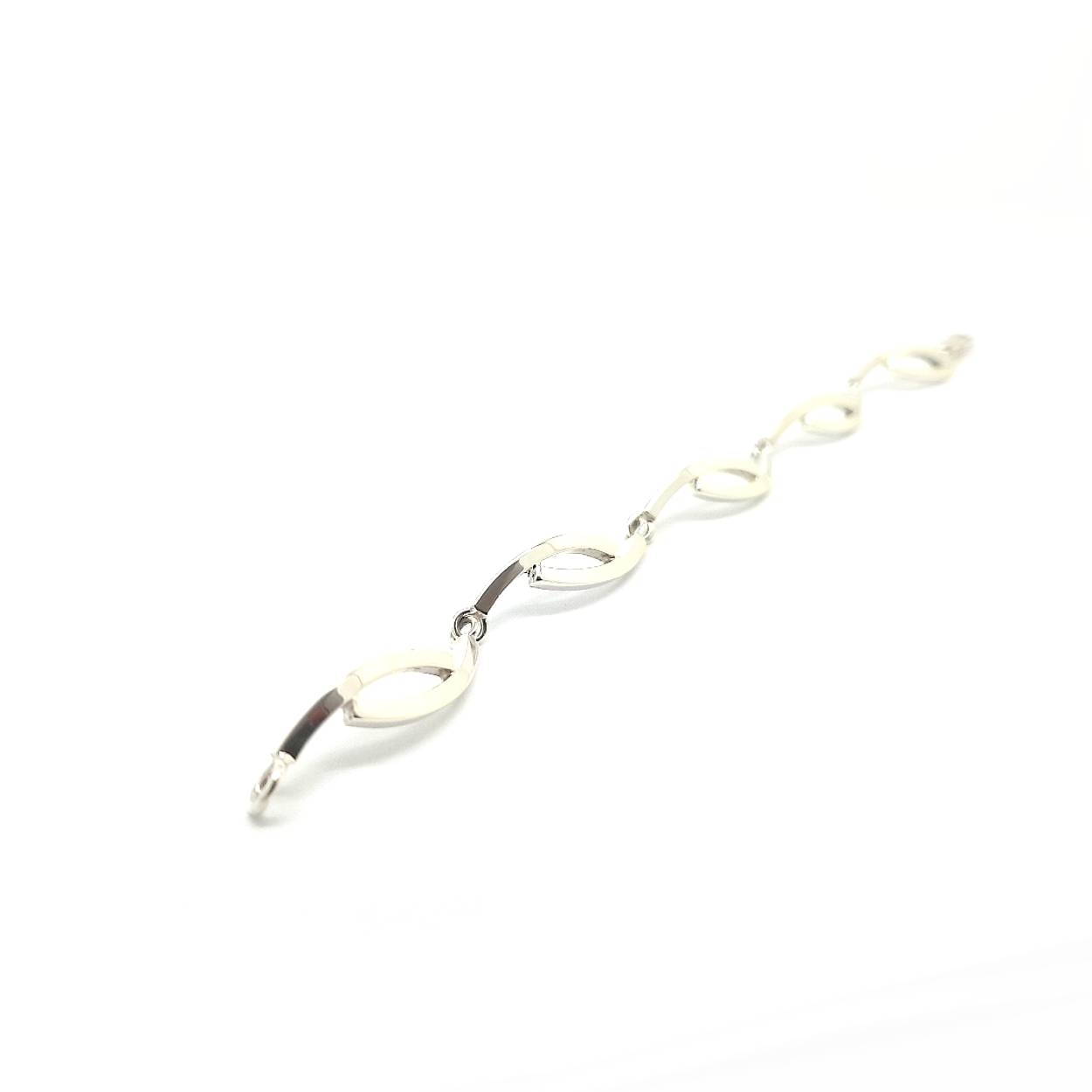 De schitterende armband is het perfecte cadeau voor jouw geliefde. Deze zilveren armband bestaat uit schakels van 2 bogen die elkaar omarmen. Bij deze armband hoort een bijpassende hanger, ring en een set oorknoppen die samen perfect te dragen zijn. Dit simplistische design zorgt ervoor dat je deze prachtige set bij elke look kan dragen waardoor het gelijk je favoriete sieraad zal worden.

Wil jij jouw geliefde verrassen met deze prachtige armband?

Maak een afspraak en kom deze passen! Of bestel haar gelijk, dan sturen we deze mooi verpakt naar je toe.