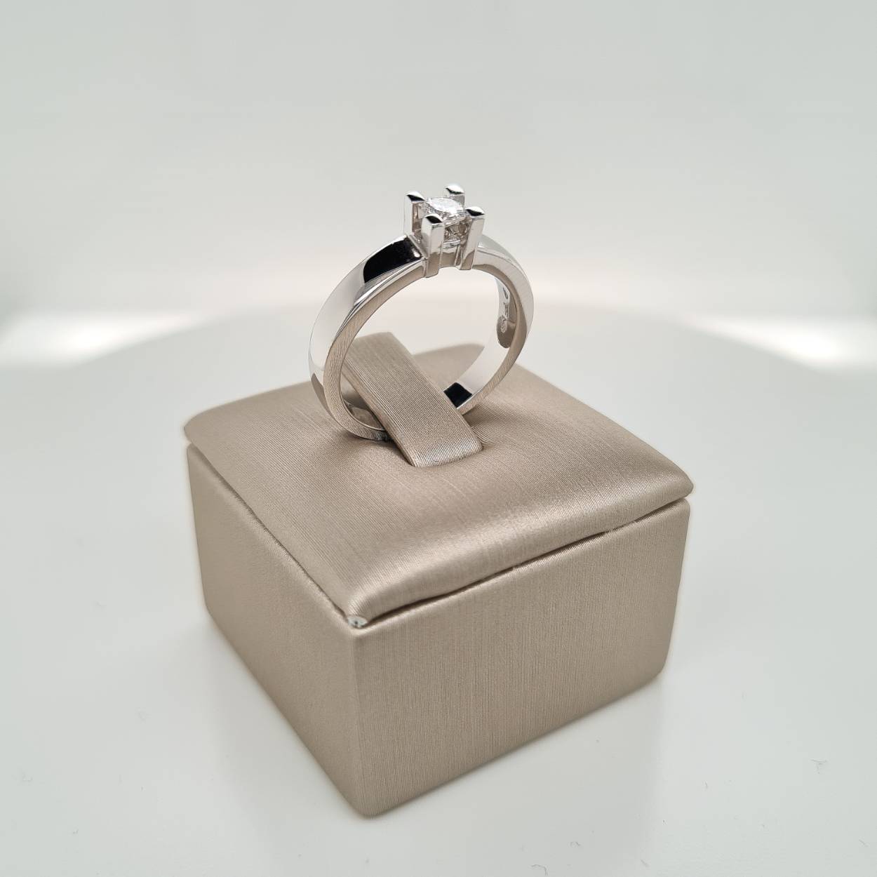 Prachtige 14krt witgouden solitaire ring met diamant, 0,21crt G VVSI. De maat van de ring is 55 (17 1/2). Heeft u een andere maat, neem dan gerust contact met ons op.