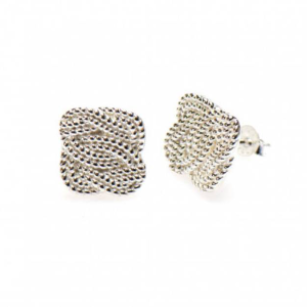 Deze vierkanten Surinaamse mattenklopper oorstekers hebben een stijlvol Surinaams design met een goed oog voor de details. Deze Surinaamse mattenklopper oorstekers hebben een culturele betekenis.

Onze Surinaamse sieraden zijn bijna allemaal handgemaakt. Daardoor zijn bijna alle Surinaamse sieraden die wij aanbieden uniek!
