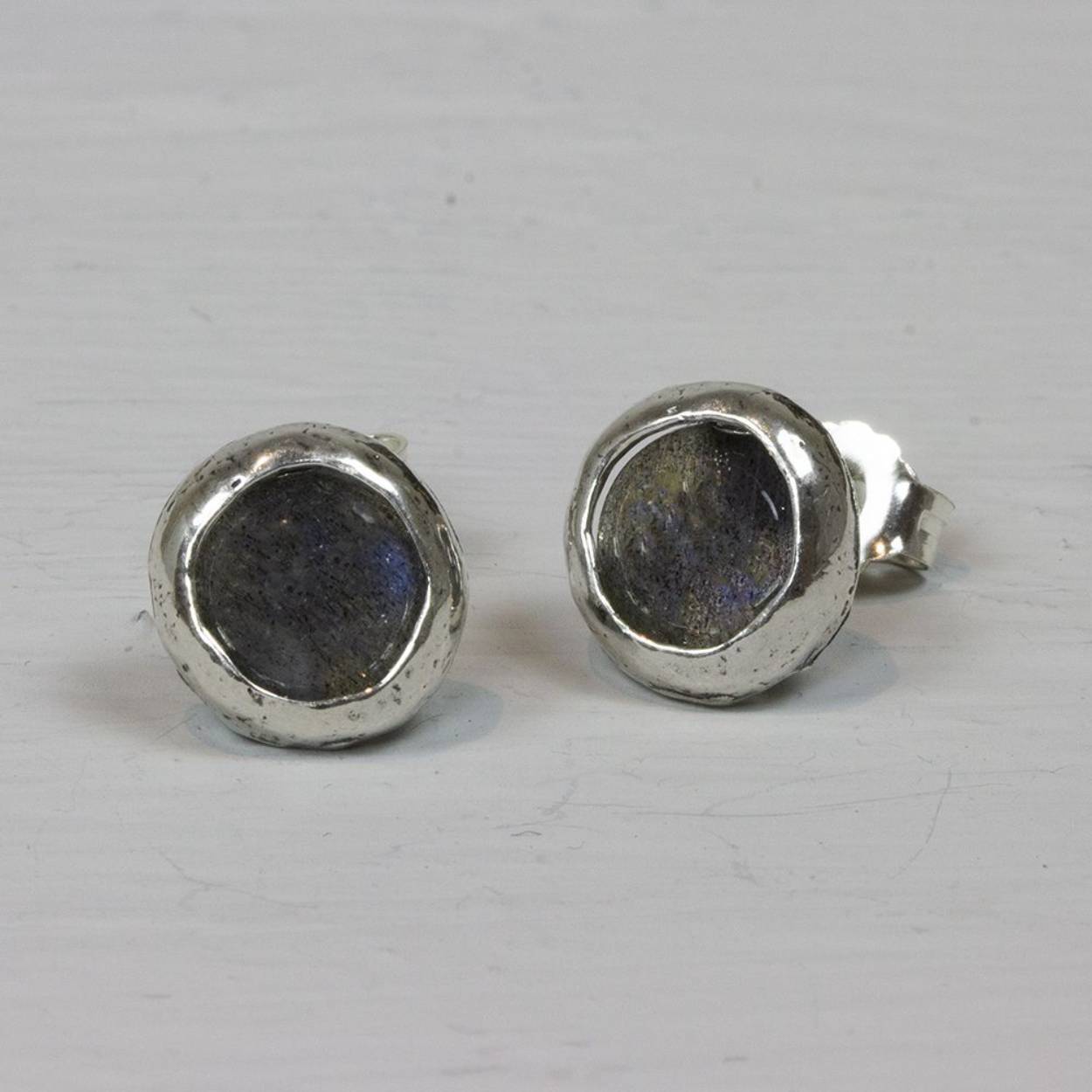 Oorknop gemaakt van 925 sterling oxy shiny zilver, oxy shiny is zilver wat is geoxideerd en daana weer gepoleisd. Hierdoos blijft het zilver kleurvast. In de de oorbel zit de edelsteen Labradoriet. Labradoriet is een sterk beschermende en spirituele steen. Als je de oorbel beweegt, zie je de regenboog kleuren tevoorschijn komen van deze prachtige steen.