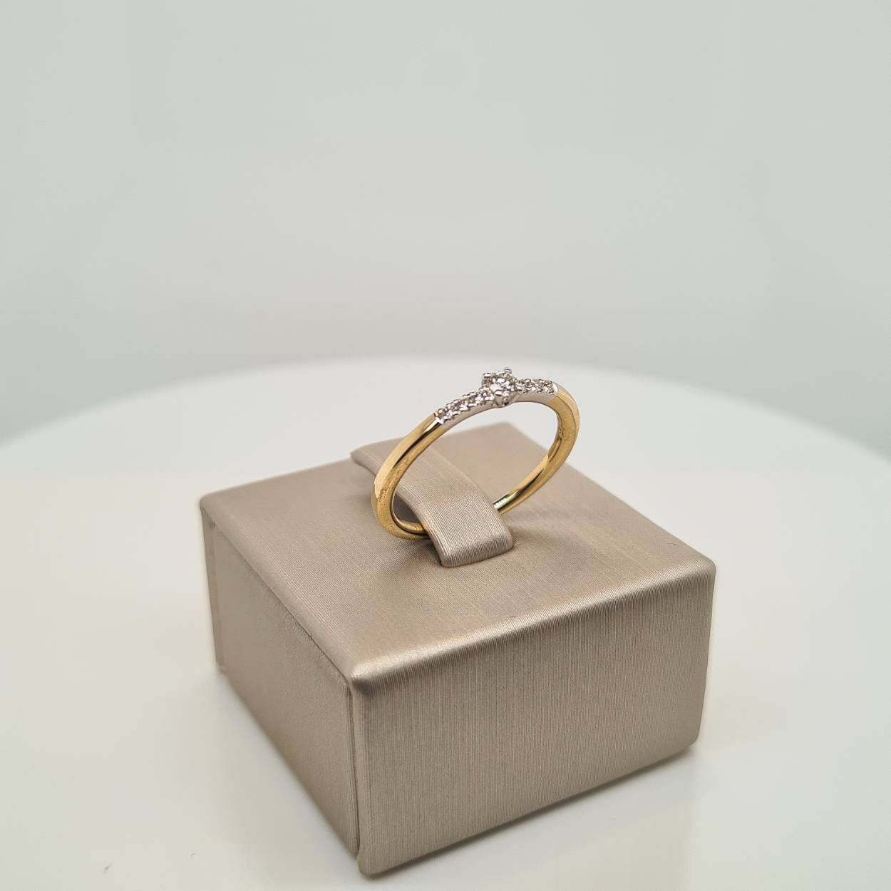 Prachtige 14krt bicolor gouden ring met diamant. De ring is bezet met 7 diamanten, 0,14crt G SI.

De maat van de ring is 54 ( 17 1/4 ). Heeft u een andere maat, neem dan gerust contact met ons op.