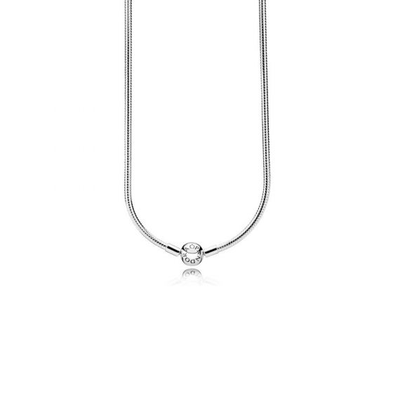 Deze gladde snake chain ketting is een geavanceerde musthave voor jouw Pandora collectie. Hij is verkrijgbaar in diverse lengtes, gemaakt van sterling zilver en afgewerkt met een balsluiting met reliëf. Draag jouw Pandora armband zonder opsmuk in een eenvoudige elegante stijl of creëer een unieke look met jouw persoonlijke keuze aan bedels. Maak je stijl helemaal af met een paar glinsterende, met siliconen gevoerde Pandora clips. Dit is een stijlvolle manier om je bedels de ordenen en vast te zetten.