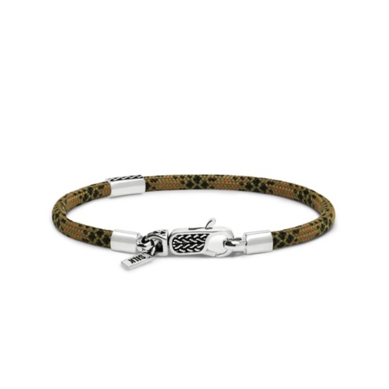Ontdek de Nieuwe Emerald Paracord Armbanden van SILKDe nieuwste toevoeging aan de SILK collectie zijn de Azure, Emerald en Terra paracord armbanden, ontworpen met een luxe zilveren karabijnsluiting. Deze diepgekleurde armbandjes voegen stijl en kleur toe aan je arm en zijn verkrijgbaar in twee varianten: een met charm en een zonder charm. Het model met charm heeft een uniek schuifbaar buisje dat aan beide kanten te dragen is. Eén kant biedt ruimte voor een persoonlijke gravure, zoals initialen of een symbool, terwijl de andere kant is voorzien van een subtiele structuur voor een elegante afwerking. Kies jouw favoriete kant en draag het sieraad zoals jij wilt.Stijlvol & Functioneel De sterke, duurzame paracord armbanden zijn in verschillende lengte maten verkrijgbaar en passen perfect bij elke gelegenheid. Deze collectie is ontworpen om kleur toe te voegen aan je zilverstack. Door de paracord armbanden te combineren met andere sieraden creëer je een kleurrijk en speels geheel, ideaal voor een unieke en opvallende look.Personalisatie Mogelijk Maak je armband extra bijzonder door het buisje van de charm te graveren met een naam, datum, of een speciaal symbool. De personalisatiemogelijkheden maken dit sieraad een perfect cadeau of een uniek, dierbaar stuk voor jezelf. 