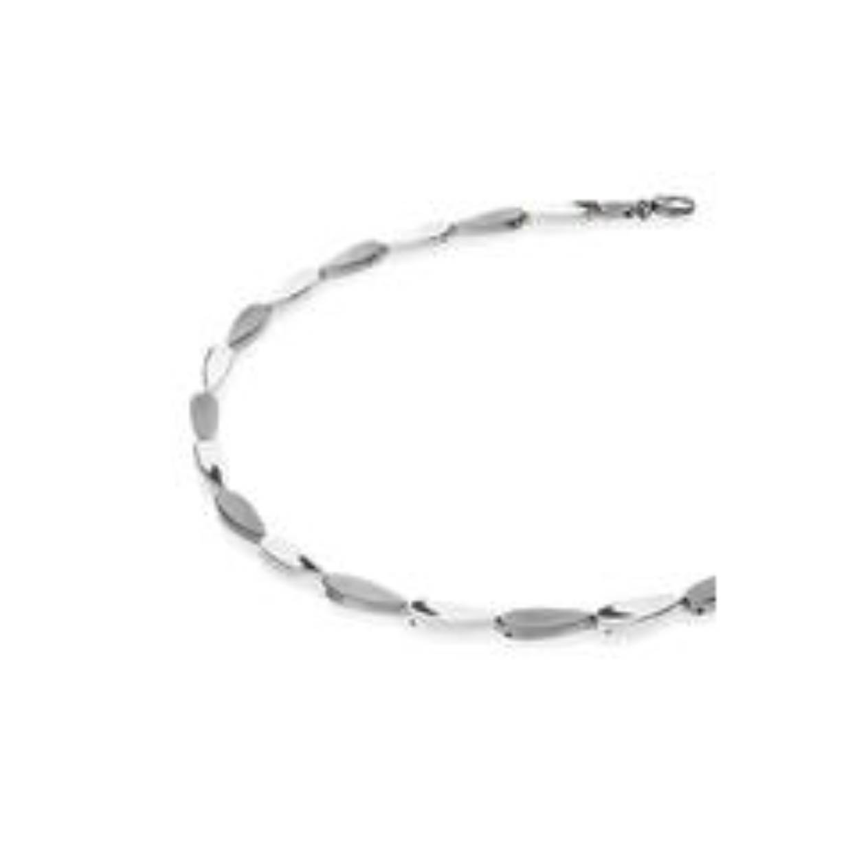 Boccia Titanium 08068-01 Collier 
Deze unieke titanium ketting van Boccia met nr: 08068-01 is een mooie toevoeging aan je sieradencollectie! Wat de armband uniek maakt, zijn de druppelvormige matte en glanzende schakels die in de lengte aan elkaar gezet zijn en sluit met een karabijnsluiting. Combineer het collier met de bijpassende armband en oorbellen voor een complete look. De lengte is 45cm

HET MERK
Boccia Titanium is het titanium merk van Nederland, dat zijn oorsprong in Duitsland vindt en is opgericht in het jaar 1992. Ontwikkeld door internationale ontwerpers. Alle titanium componenten van de BOCCIA TITANIUM collectie zijn gemaakt van 99,7% puur titanium; het bijzondere materiaal. Het is licht in gewicht, neemt de temperatuur van de huid aan en is zeer huidvriendelijk. Bovendien is het corrosie- en temperatuurbestendig.

SPECIFICATIES
- Collier 
- Puur titanium
- Glanzend
- 45cm