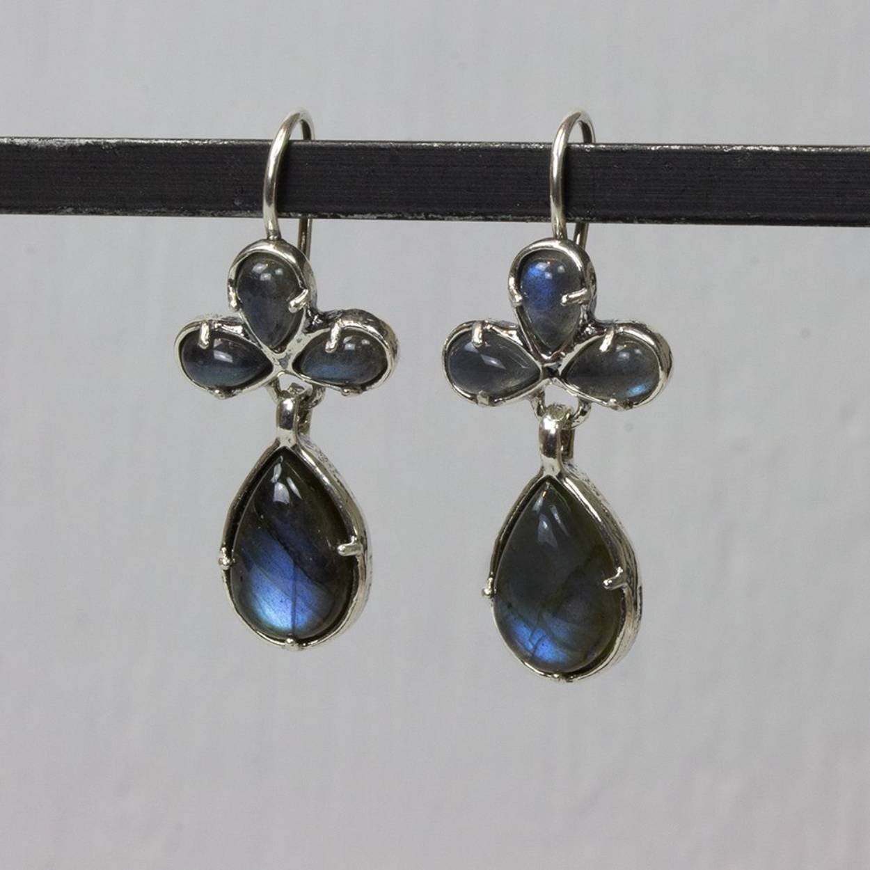 Klassieke oorhangers gemaakt van 925 sterling zilver met Labradoriet.