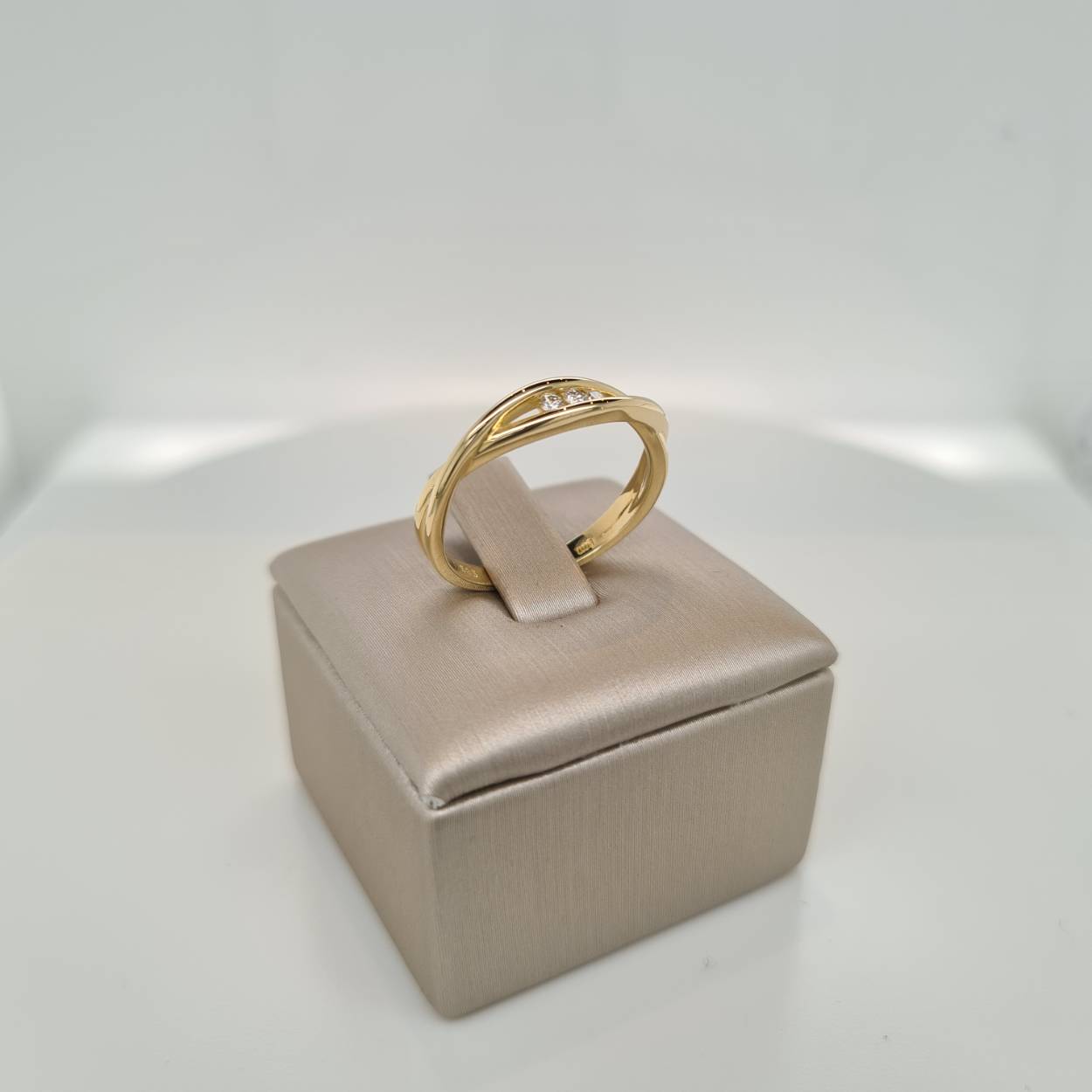 Prachtige 14krt gouden ring met diamant, 0,06crt H Si. De maat van de ring is 55 (17,5). Heeft u een andere ringmaat, neem dan gerust contact met ons op.