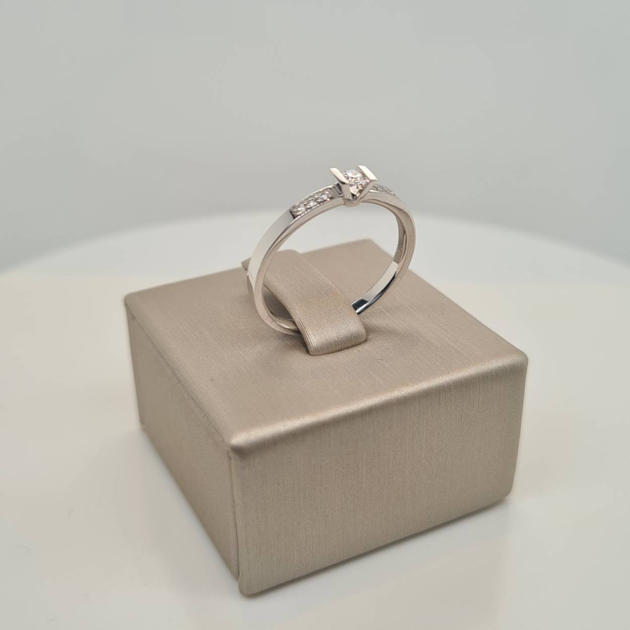 Prachtige 14krt witgouden solitair ring met diamant, 0,12crt H Si. 

De maat van de ring is 54. Heeft u een andere maat, neem dan gerust contact met ons op.