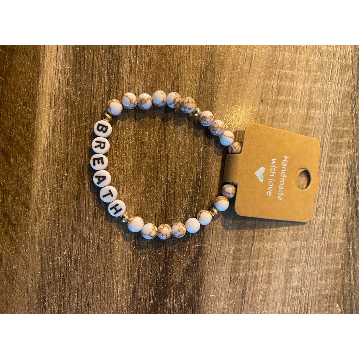 FOY betekent : focus on You.
Lief armbandje die je helpt om op elk moment van de dag te herinneren dat jij speciaal bent.
de armband is gemaakt met Howlite en zilveren kralen.
White Howlite = Witte Turkoois. Turkoois wordt gedragen voor communicatie, geluk en liefde. Het wordt ook vaak de gezondheidssteen" genoemd. Het helpt het lichaam krachtiger te maken en zorgt voor gezondheid, vrede en innerlijke rust.
