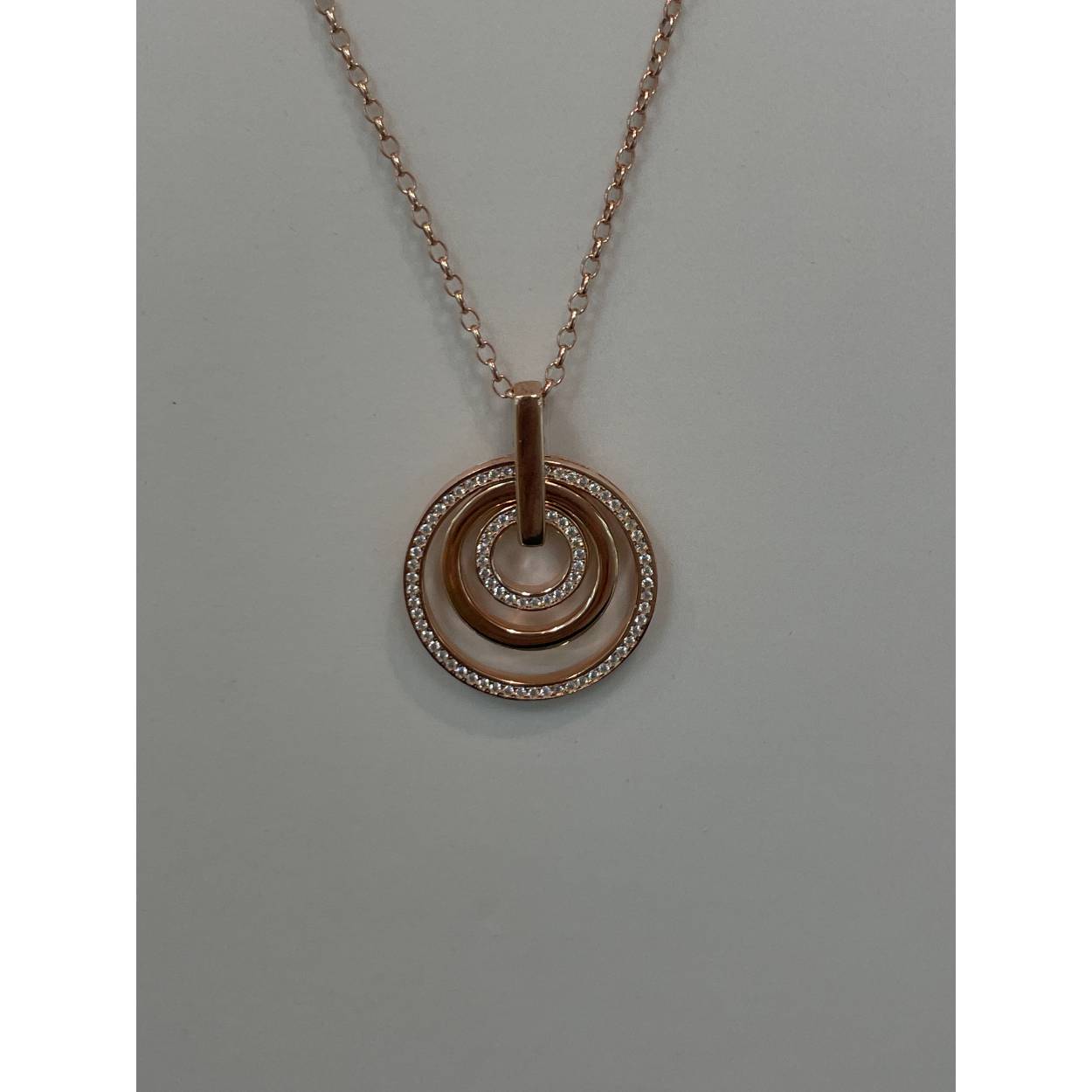 Complete set met hanger en collier van 100 cm 
Alles echt zilver met Ros&eacute; plating