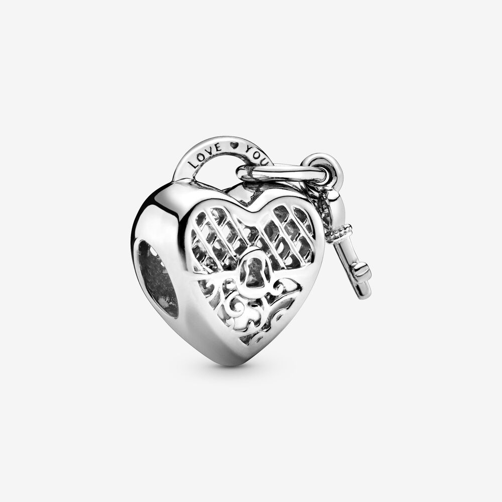 Vertel jouw liefdesverhaal met deze met de hand afgewerkte hangslotbedel. De sterlingzilver bedel staat symbool voor onbreekbare banden en is aan de voorkant gedecoreerd met rasterwerk en decoratieve gekrulde lijnen. Hij is gegraveerd met de boodschap ‘Love You’ en is dus het perfecte cadeau voor iemand die je na aan het hart ligt. De miniatuur sleutelvormige hanger creëert een subtiele beweging wanneer je hem draagt aan je favoriete Pandora Moments-armband.