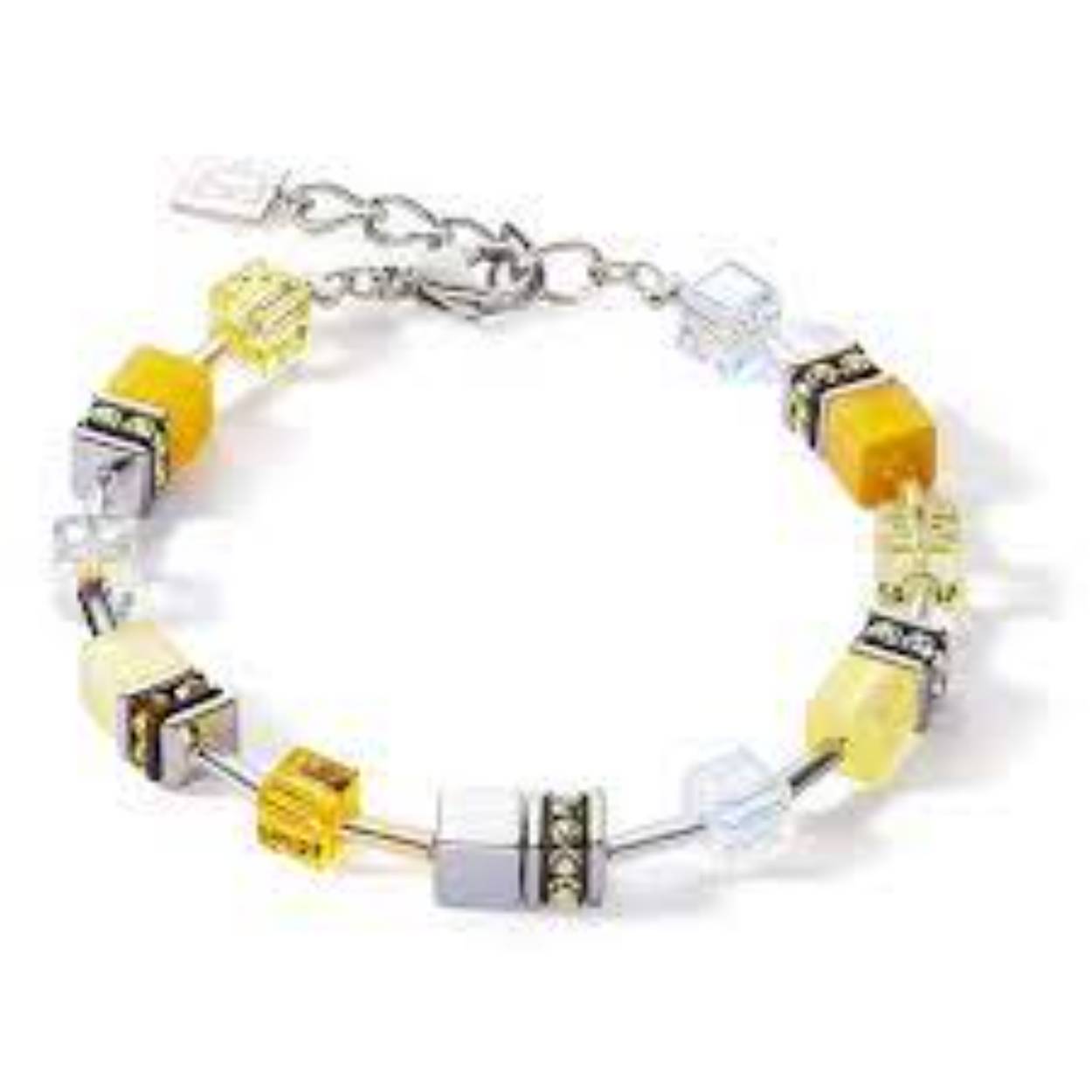 Zonnig gele GeoCUBE® armband, een expressief ontwerp vol kleur en levensvreugde, perfect voor elke lente- of zomerlook, handgeregen in Duitsland door Coeur de Lion, nieuw in geschenkverpakking. De armband is van edelstaal, geregen met Polaris, hematiet met titaniumoxide afwerking, synthetisch tijgeroog, Swarovski® kristallen en strass rondellen

Draaglengte van de armband is 19 tot en met 22 cm, ook geschikt voor een bredere pols. Dikte van de blokjes is 0,6 cm. Ook de sluiting is van edelstaal.

Bekijk ook de bijpassende armband en oorbellen! 
De armband Iconic Joyful Colours geel wordt geleverd in een sieradendoosje van Coeur de Lion, met echtheidscertificaatje. Wij pakken het alvast feestelijk in zodat u het gelijk cadeau kunt geven! 