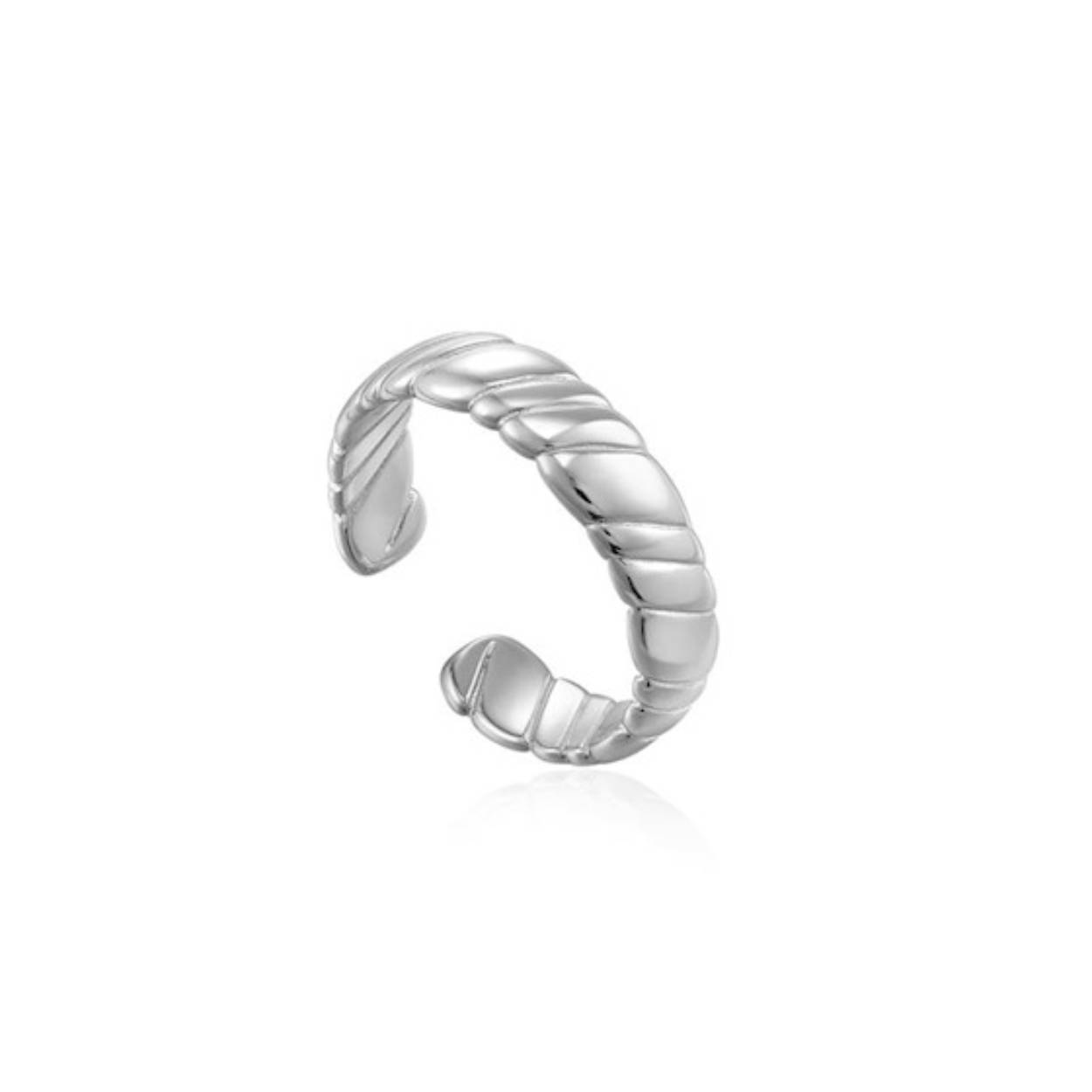 Een goede keuze als je van minimalistische sieraden houdt! Het verstelbare ontwerp zorgt voor de perfecte pasvorm en de getextureerde afwerking zorgt voor een trendy detail. Geïnspireerd door de slangentrend van dit seizoen en de perfecte aanvulling voor in je collectie.