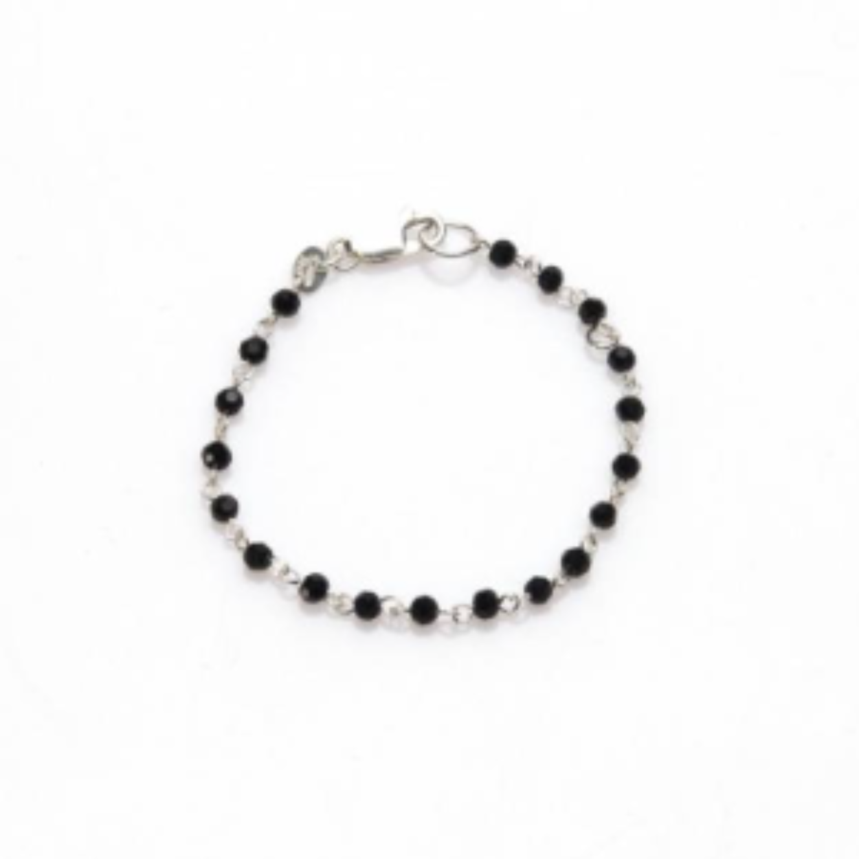Deze armband met zwarte ogri ai kralen heeft een stijlvol Surinaams design met een goede oog voor de details. Deze armband met zwarte ogri ai kralen heeft een culturele betekenis.

Onze Surinaamse sieraden zijn bijna allemaal handgemaakt. Daardoor zijn bijna alle Surinaamse sieraden die wij aanbieden uniek!

ca. 19 cm en verstelbaar door middel van een extra oogje op 17 cm