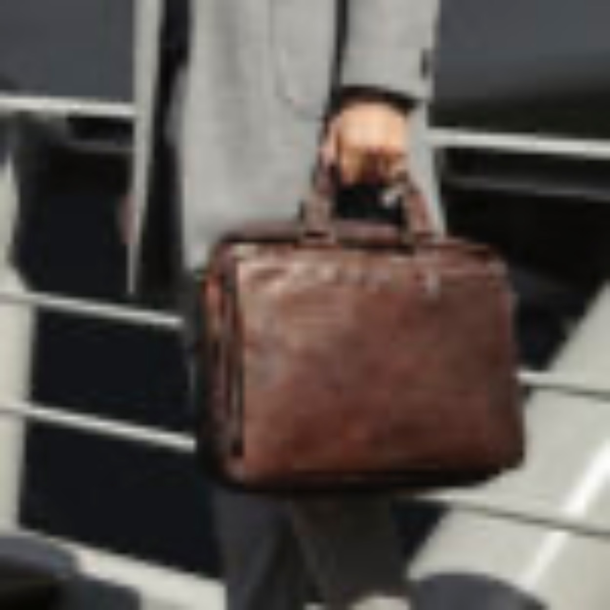 Een praktische werktas, met heel veel ruimte, gemaakt van ons stoere bronco leer.
Kleur: donker bruin
Afmetingen:Hoogte 30 cm x  Breed 41 cm x diep 14cm
Materiaal: bronco leer 
Exterieur: hoofdvak met rits, laptopvak met rits, achtervak met rits, voorvak met rits 
Interieur: rits vakje, telefoon vakje, insteek vak, pennenlusjes 
Laptop afmetingen: 35 x 24 / 13,3 inch  Twee korte handgrepen en een afneembare lange schouderriem
Garantie: 2 jaar