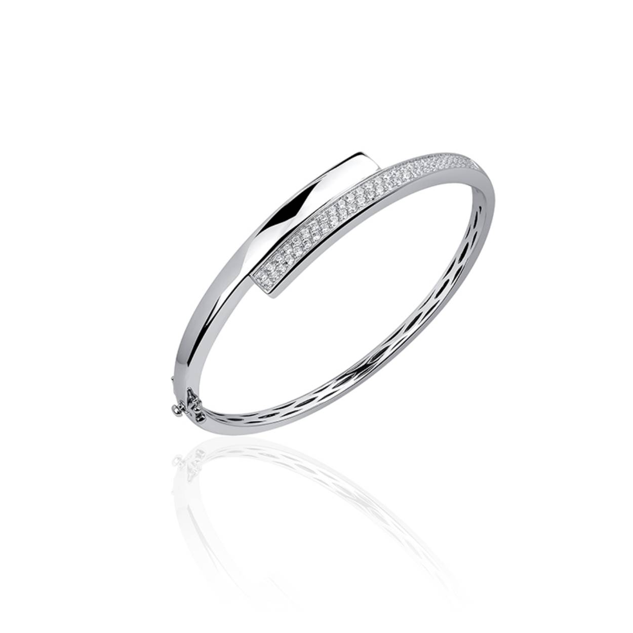 Deze mooie Zilveren vlakke armband half pave gezet met zirkonia's is beschikbaar in de maten: 56mm, 60mm, 64mm, 68mm.

Beschikt over scharnier en veiligheidssluiting.

Als u dit product wilt bestellen, kan u bij het afrekenen in het kopje opmerkingen de gewenste maat doorgeven. Bijvoorbeeld: maat 64mm
