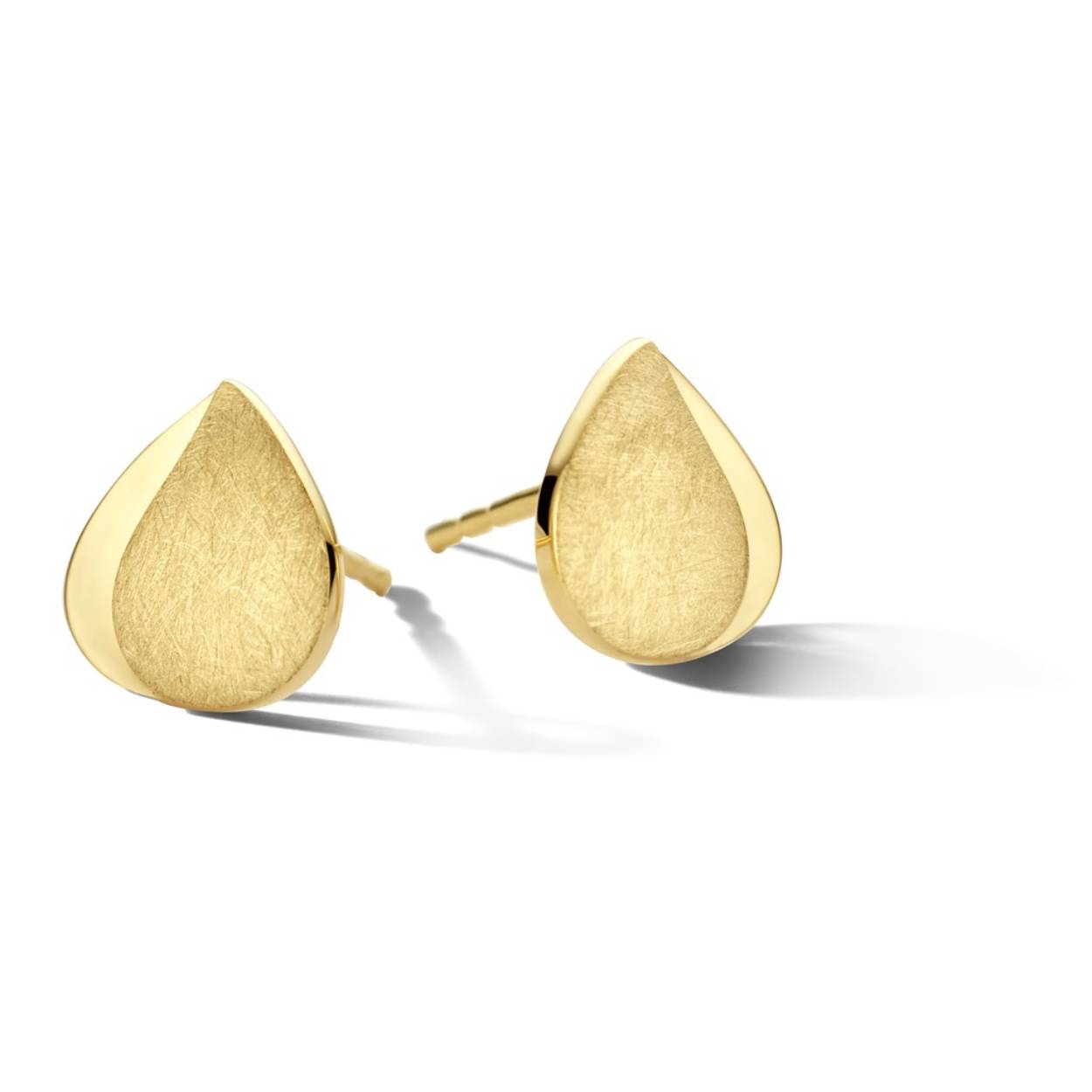 18 kt mat/blinkend gouden oorstekers in druppelvorm
Bijhorende collier en ring ook verkrijgbaar
De prijs kan variëren naargelang de goudprijs