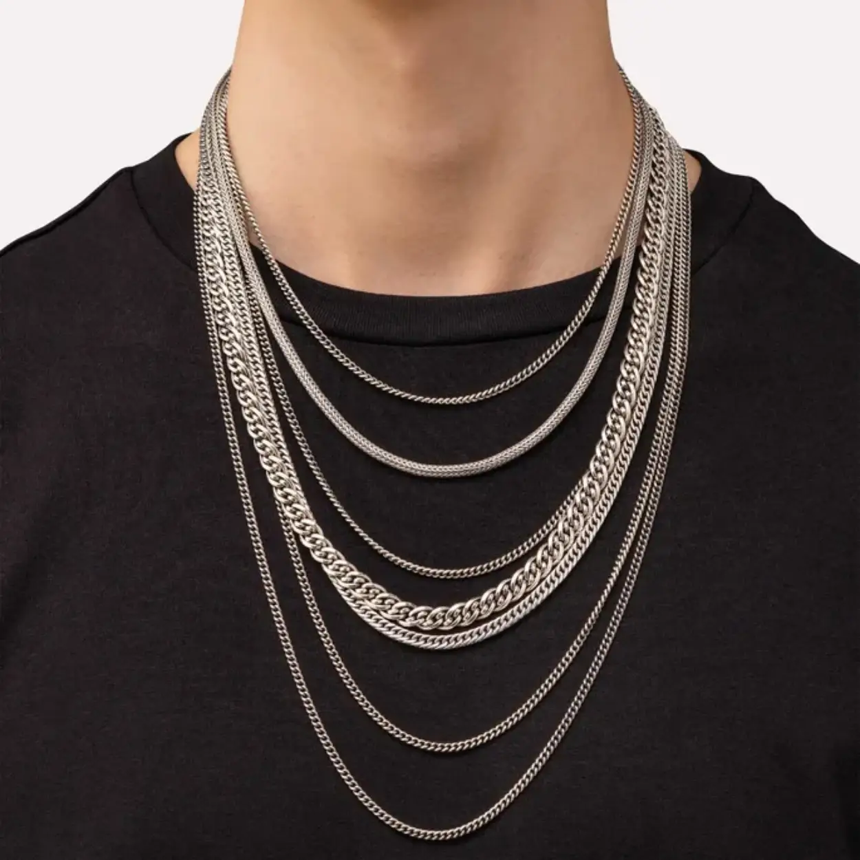 640Nathaliemultichain75. 
Deze ketting bestaat uit 7 kettingen in één en heeft dezelfde stijl als onze Multi Chain ring en armband. Hij bestaande uit onze iconische Esther, Nathalie en Ellen designs en 4 Essential kettingen. Met een klassieke brede sluiting en een iconische Buddha to Buddha ontwerp, past het perfect bij onze andere sieraden. Deze hoogwaardige ketting is echt uniek en laat jou de show stelen op iedere speciale gelegenheid.