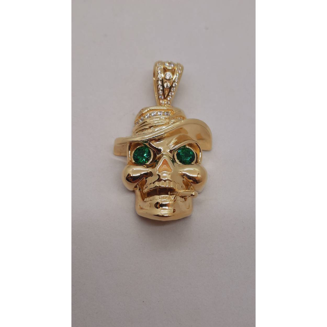 De gouden hanger van modelnummer BREA-RDL-0004042 is een verfijnd sieraad van 14-karaats goud. Met een glanzend oppervlak, een hoogte van 46 mm en een breedte van 25 mm, weegt dit juweel 8,18 gram. Draag deze elegante hanger als middelpunt met een delicate ketting voor een stijlvolle uitstraling bij elke gelegenheid.