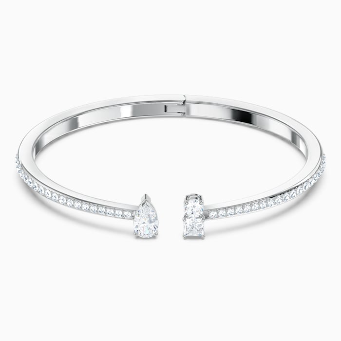 Een tijdloze look voor jou: deze brede armband van Swarovski is een opvallend voorbeeld van tijdloos design. Hij is bedekt met glinsterende pav&eacute; die een levendige weergave van sprankeling cre&euml;ert en afgewerkt met een groter wit, druppelvormig kristal tegenover gegroepeerde ronde en vierkante kristallen. Een klassieke look die perfect is om alledaagse outfits mee te versieren.