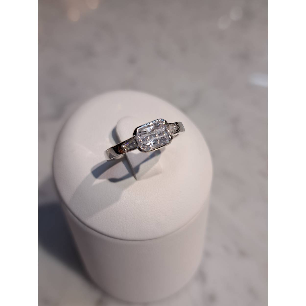 14 Karaat wit gouden ring bezet met baguette geslepen zirkonia. 