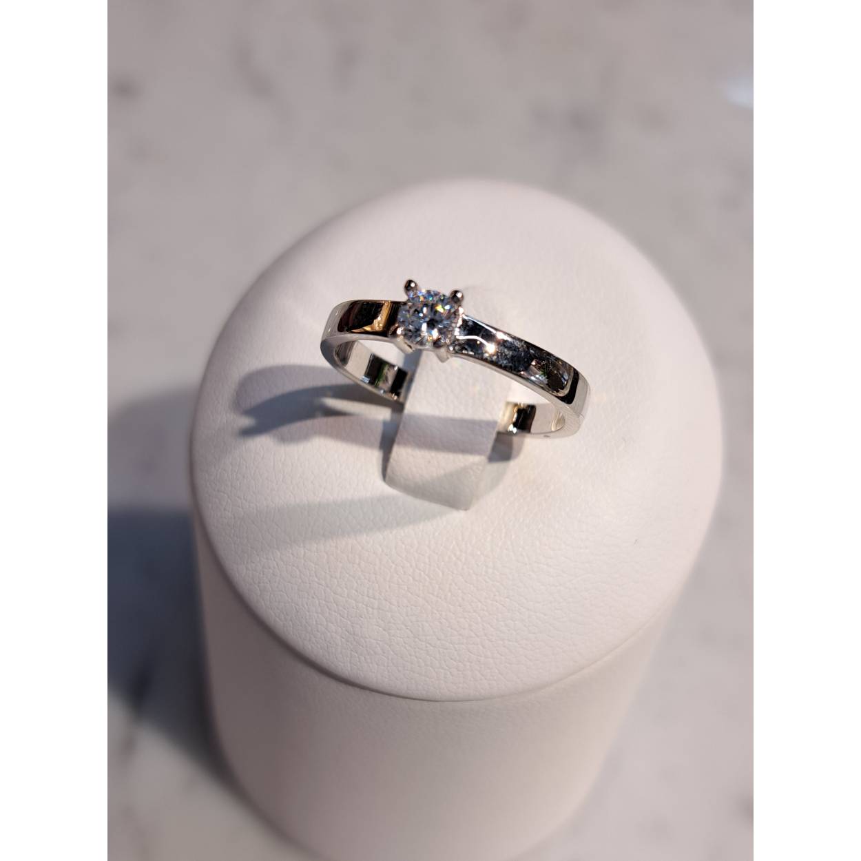 14 Karaat wit gouden ring solitaire zirkonia. 
Briljant geslepen in klauwzetting. 