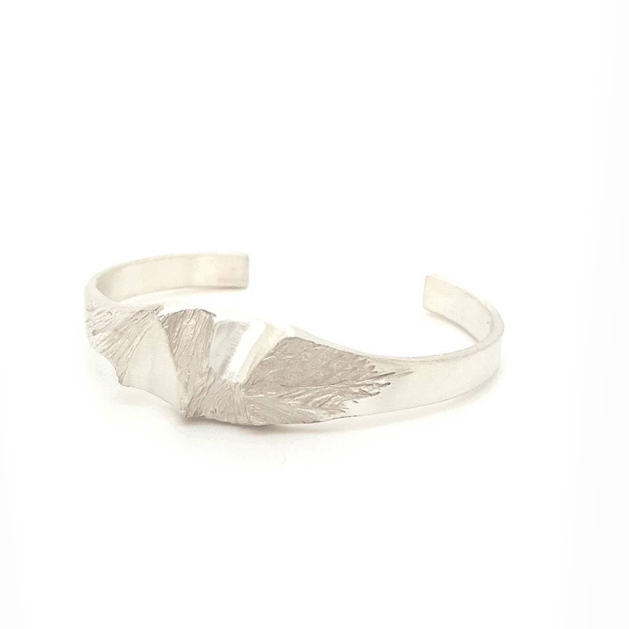 
Deze armband uit onze Arctic collectie is onze favoriet.

Het ontwerp van de Arctic collectie is geïnspireerd op betoverende winterse landschappen. Je waant je in een sprookje van besneeuwde natuur, ijzige vlaktes en de mooiste structuren. De adembenemende schoonheid zie je terug in deze sieraden. Ruwe en glanzende details wisselen elkaar af en geven toch een warme en zachte uitstraling. De sieraden van de Arctic collectie maken we met de hand in ons eigen atelier.

Maak een afspraak en kom deze armband passen! Of bestel haar gelijk, dan sturen we deze mooi verpakt naar je toe.