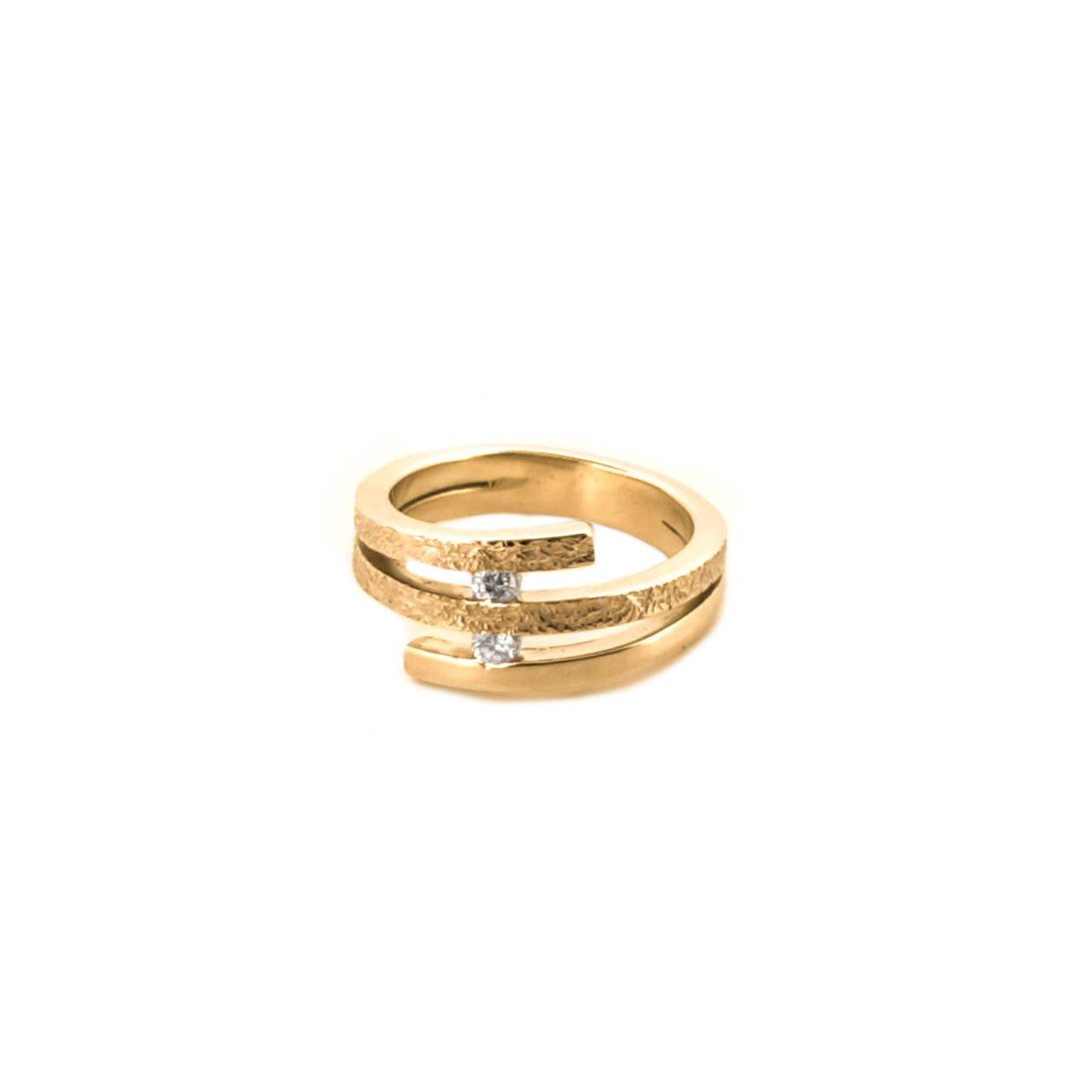 Deze sierlijke en toch stoere ring van geeloud met 2 diamanten zal je prachtig staan. De ring verloopt van goud met structuur naar glanzend goud. Door deze overgang is het een avontuurlijke ring om te dragen.

Sierlijke verfijnde draden laten deze ontwerpen voor zichzelf spreken. Met een letterlijke twist zijn deze sieraden goed draagbaar en makkelijk te combineren. Een energieke wikkel van sierlijkheid die jou laat stralen. Elk sieraad wordt met de hand gemaakt in ons eigen atelier en ontstaat spontaan op gevoel. Jouw Twist is dus altijd uniek.

Deze ring is te bestellen in maat 53/17

De ring kan op elke gewenste maat gemaakt worden. Echter na aanpassing van de ringmaat beschouwen we de ring als maatwerk. Mocht je twijfelen over de maat neem dan gerust contact op.

Maak een afspraak en kom deze ring passen! Of bestel haar gelijk, dan sturen we deze mooi verpakt naar je toe.