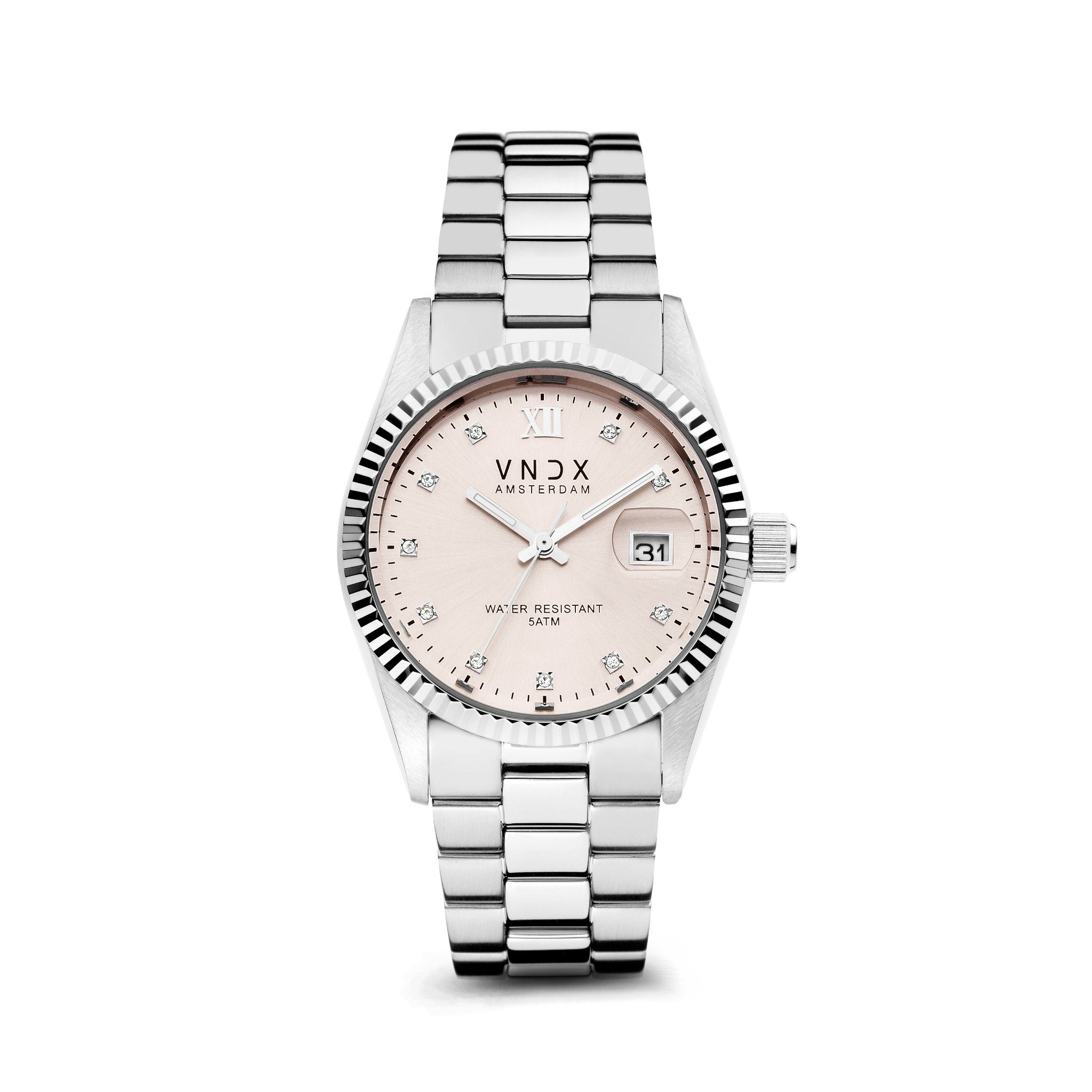 De Dare Devil Medium Rose, het horloge dat tot in detail is gemaakt om perfect op je pols te vallen. De diameter van haar kast is 36 mm kwaliteit en daarmee de perfecte Medium. Met haar roestvrijstalen schakelband kun je de Dare Devil perfect aanpassen op jouw polsmaat, zo ben jij één met je horloge.

Haar elegante design zorgt ervoor dat je Dare Devil fungeert als een eyecatcher bij je outfit. Wanneer je haar van dichterbij ontdekt, zie je; “The Devil in the detail.” Haar sprankelende roze wijzerplaat is voorzien van een index met Swarovski steentjes.

Ben jij een Dare Devil die houd van feestjes of nachtelijke avonturen, ook dan zal de Dare Devil het perfecte horloge voor je zijn. Jouw Dare Devil is voorzien van lichtgevende wijzers, die zorgen voor een “Glow in the dark” effect. Zo zorgt je Dare Devil ervoor dat jij Never too late bent!

Wees jezelf, Creer je eigen stijl en kies je eigen pad! Just be a Dare Devil, It’s Never Too Late!