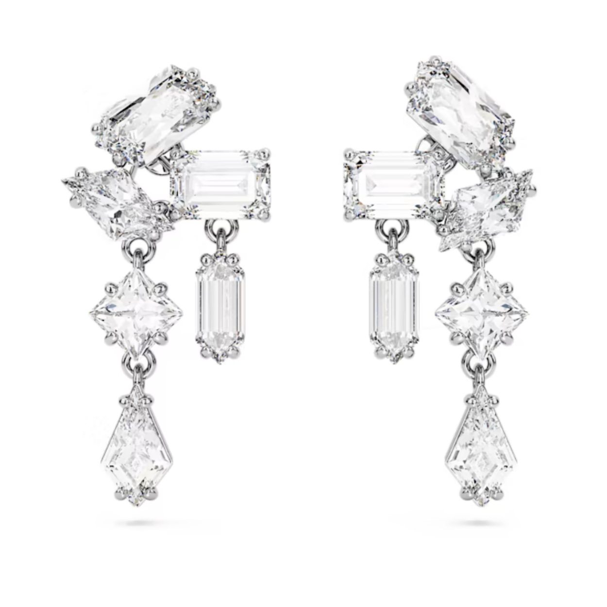 Geef elke outfit een schitterend accent met deze betoverende Mesmera-oorbellen. Elk sieraad is afgewerkt met een rhodium toplaag en voorzien van een opvallende mix van stenen in een klauwzetting. Het korte, hangende ontwerp breekt het licht vanuit elke hoek en is ideaal om tijdens een speciale gelegenheid cadeau te doen.