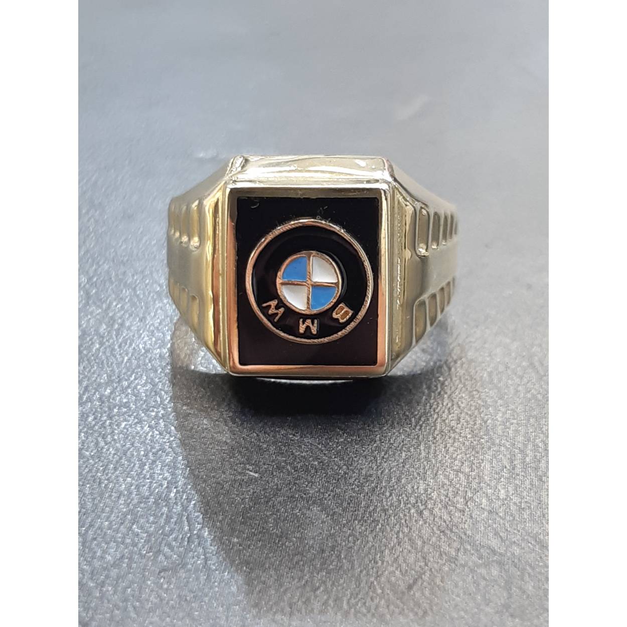 De gouden herenring, modelnummer BREA-JOY-0002729, van een niet-gespecificeerd merk is een verfijnd sieraad gemaakt van 14 karaats goud. Met een gewicht van 5,56 gram en maat 60 straalt deze glanzende ring elegantie uit. Draag deze ring op formele of speciale gelegenheden om je verfijnde stijl te benadrukken.