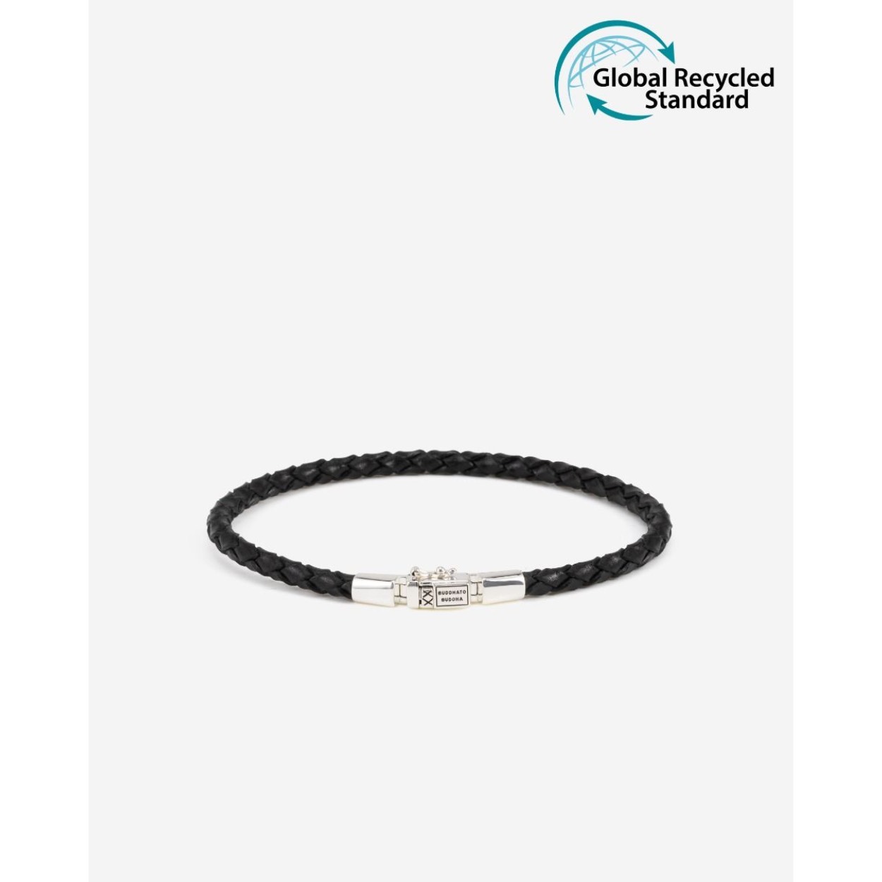 De armband George Mini Leer Zwart combineert puur vakmanschap met duurzame keuzes. Gemaakt van gerecycled 925 sterling zilver en GRS-gecertificeerd gerecycled leer, biedt dit milieuvriendelijke sieraad een stijlvolle en bewuste uitstraling. De handgeweven armband is geïnspireerd op het traditionele Balinese George-weefpatroon. Met het GRS-certificaat staat deze armband voor ethisch en duurzaam geproduceerd leer, waarbij zorg is besteed aan milieu en sociale normen. Handgemaakt in Zuidoost-Azië, belichaamt het vakmanschap en duurzaamheid.