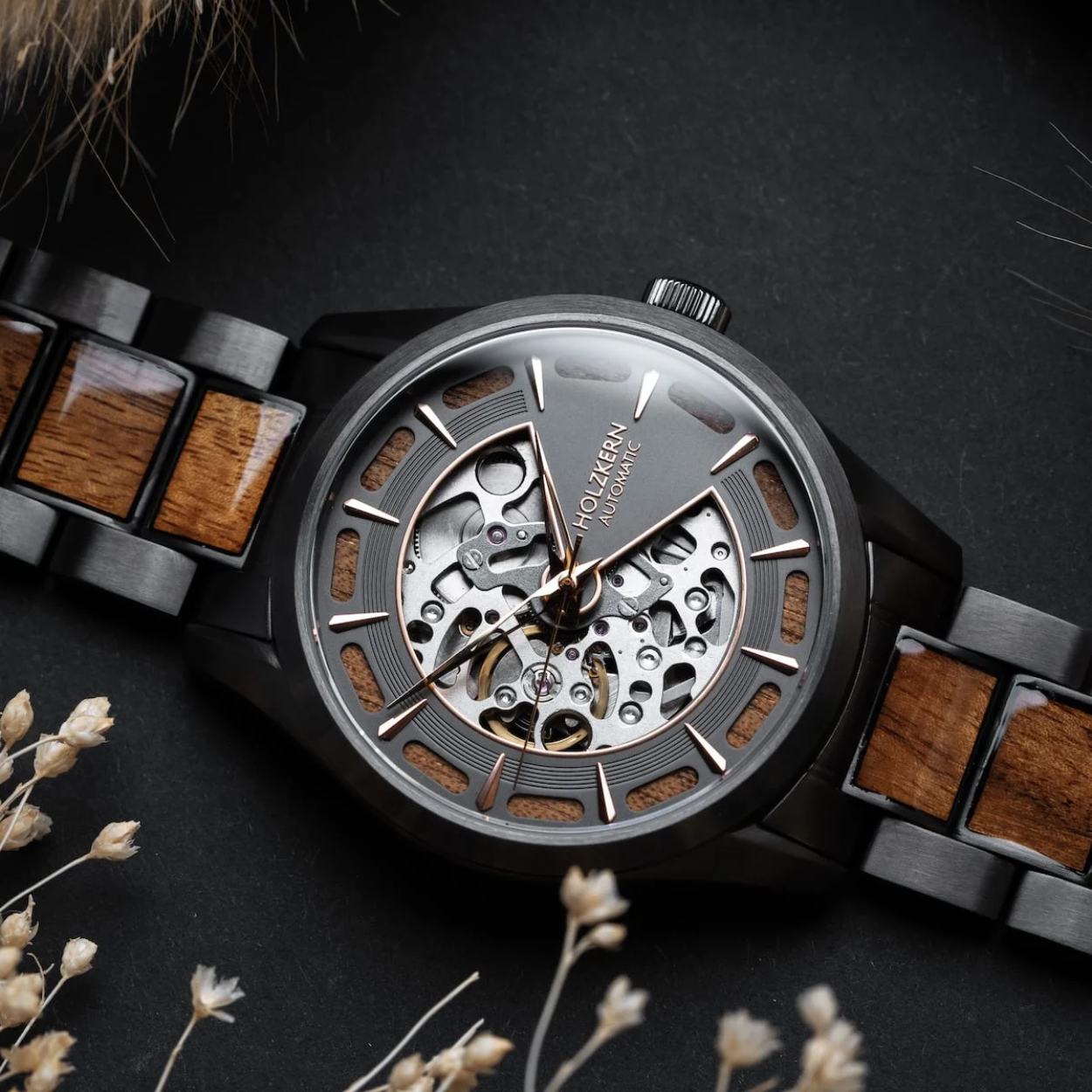 Ons model Tenoumer is gemaakt van koa en donkergrijs roestvrij staal en zal je inspireren om een diepe indruk achter te laten op de wereld en degenen om je heen.

De Tenoumer-inslagkrater ligt in het westen van de Sahara in Mauritani&euml;. De vorm van de kater is goed bewaard gebleven en heeft een diameter van 1.9 km, en is het resultaat van een recent inslag tussen de 10.000 - 20.000 jaar geleden.