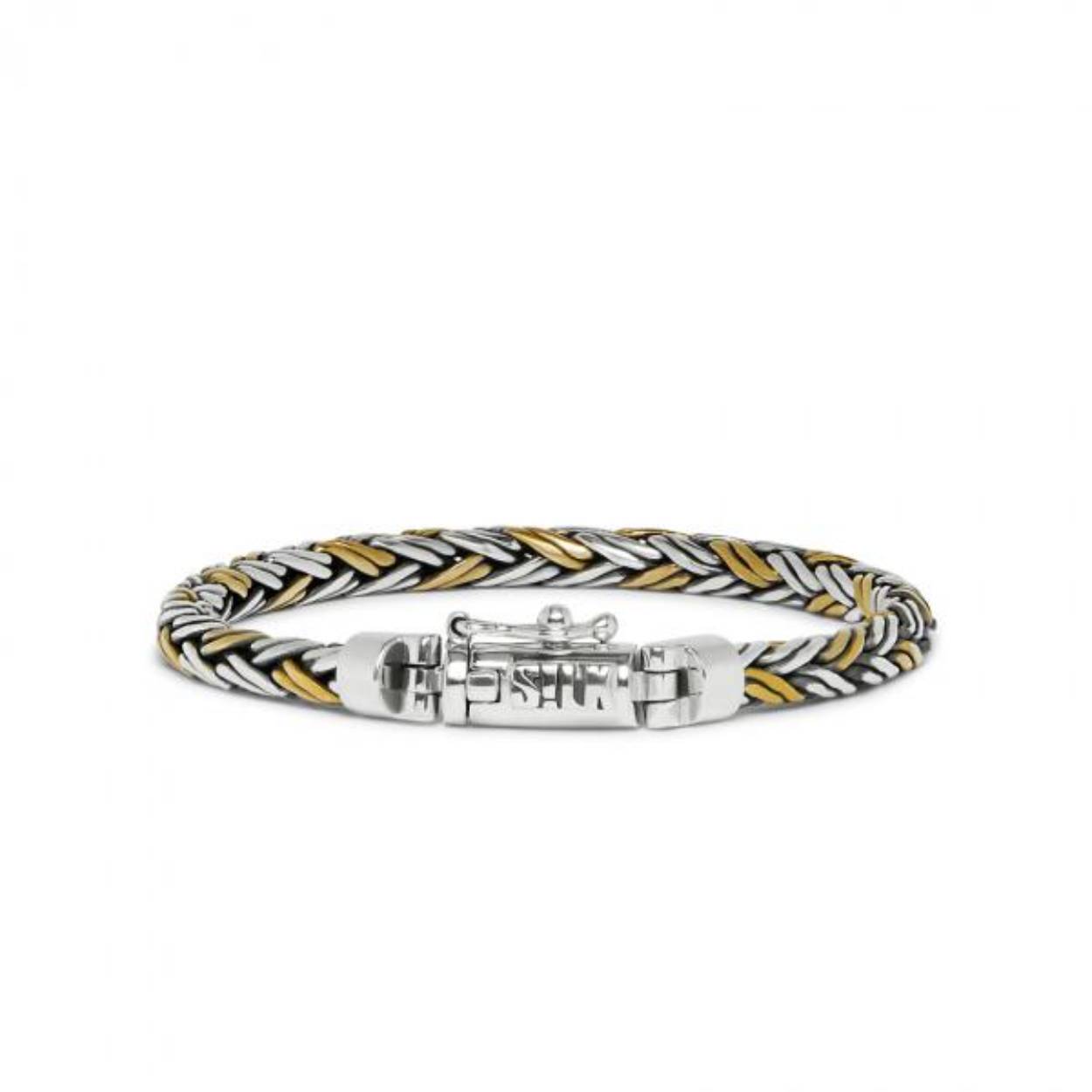 Met de RAW Editions sieraden heeft SILK een nonchalante look weten te creëren door het gebruik van nieuwe materialen in de handgemaakte sterling zilver collectie. Elk SILK-sieraad doorloopt een uitgebreid vakmanschapsproces, resulterend in unieke massieve sterling zilveren ontwerpen voor rauwe mannen en vrouwen. Met de RAW editions introduceert SILK een aantal sterling zilveren armbanden gecombineerd met messing en zwart oxide, waarvoor speciale borsteltechnieken gebruikt werden voor een ‘worn style’ uiterlijk. De RAW editions ontwerpen zijn handgemaakt van pure metalen, messing en sterling 925 zilver. 



Deze 281 RAW edition bi-color armband bevat naast 925 sterling zilver ook het niet edele metaal; messing. Deze armband heeft daardoor een twee kleurig uiterlijk. De bi-color armbanden geven door de messing kleur een gevoel van luxe en een soort ruwheid te gelijk.



Alle RAW editions armbanden zijn "made to fade", wat betekend dat het messing naar verloop van tijd van kleur kan veranderen. Je armband zal ook krassen en vervagen op een manier die je eigen verhaal verteld. Juist deze RAW worn-style look is wat deze armbanden zo uniek maakt!