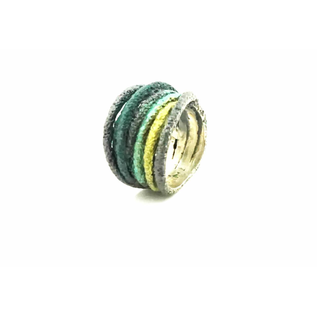 Handgemaakte ring in zilver met emaille.