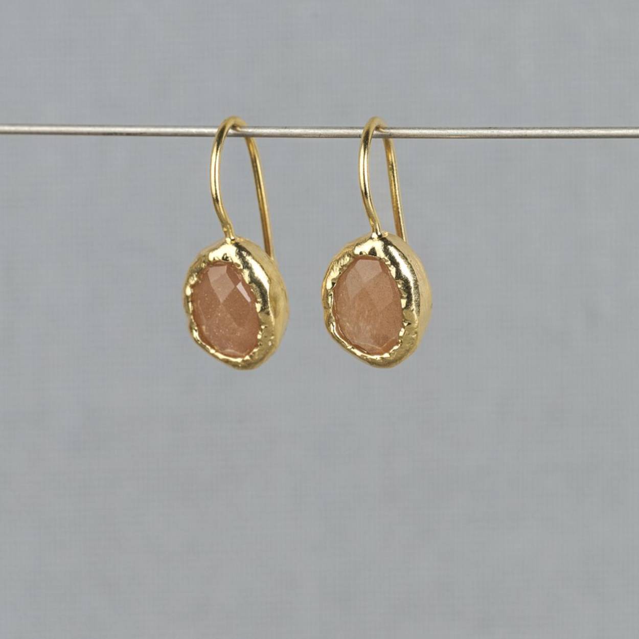 Oorhanger uit de collectie van Jéh Jewels gemaakt van zilver verguld met daarin een gefacetteerde Roze Maansteen. Roze maansteen is de steen van positiviteit en liefdevolle energie. De steen leert je om het leven te nemen zoals het is en te waarderen.