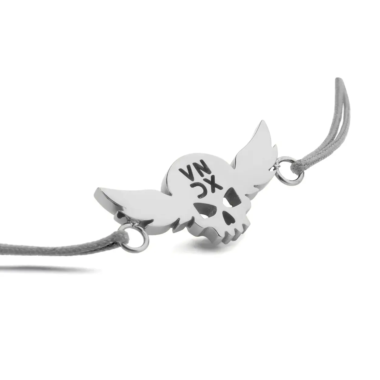 De Icon Armband van VNDX! Iconisch als de naam, krachtig als haar materiaal en sprekend als haar looks. Gemaakt van roestvrij staal en gemakkelijk op maat te maken met haar treksluiting. Het perfecte item om samen met haar bijpassende ketting te matchen met een VNDX horloge. 