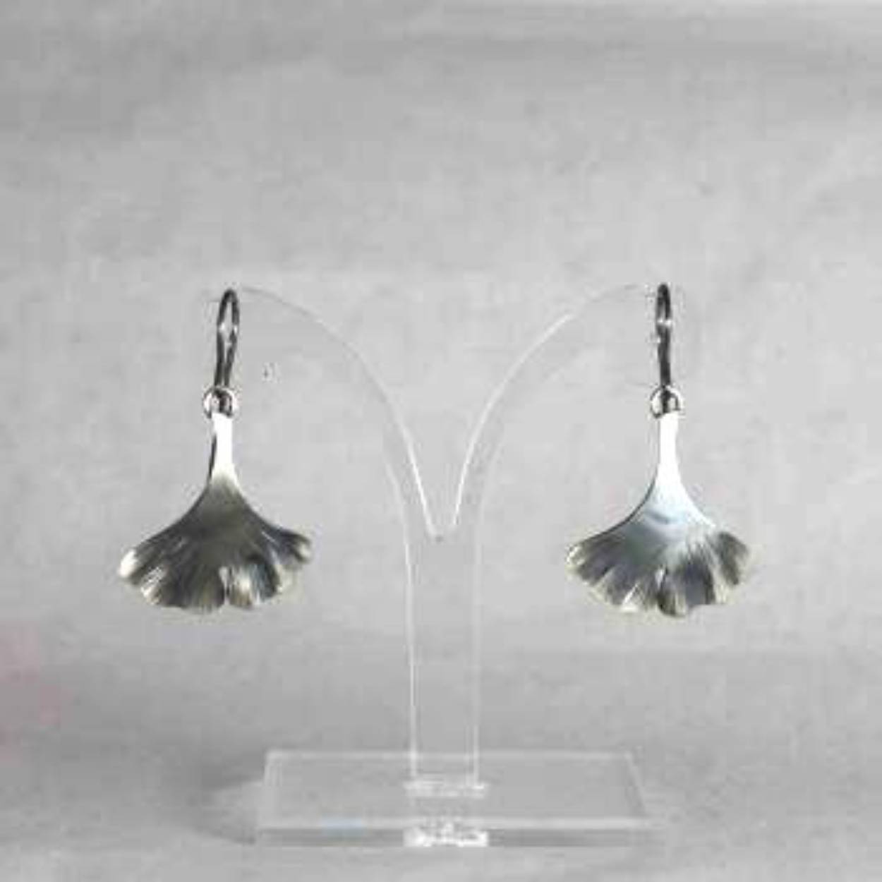 Buttner Schmuck handgemaakte sieraden vervaardigd in een klein atelier uit de Harz, zilveren oorhangers Ginkoblad.