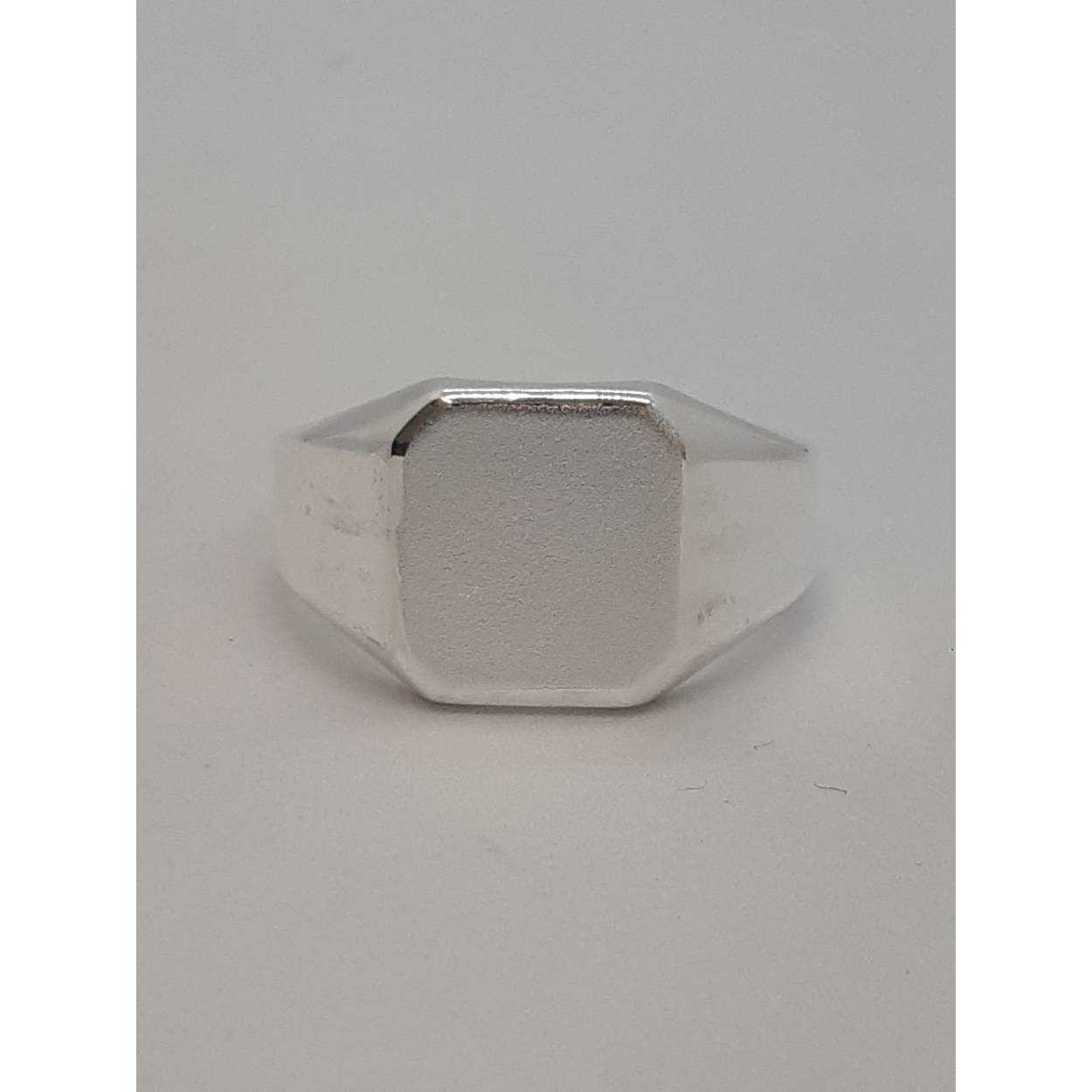 De zilveren herenring met modelnummer BREA-RDL-0002462 is een verfijnde zegelring van 925 sterlingzilver. Met een breedte van 12,5 mm en een diepte van 2 mm straalt deze ring elegantie uit. De ring heeft een glanzende witte afwerking en past perfect bij maat 57. Draag hem als statementstuk voor een stijlvolle en tijdloze uitstraling.