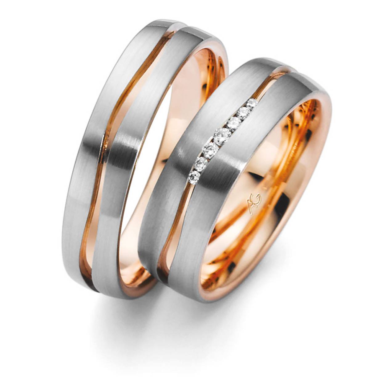 585 bicolor trouwringen wit mat/rood glanzend. 6 mm breed. De damesring is gezet met totaal 0.061ct briljant 7 steens
Prijs op aan vraag