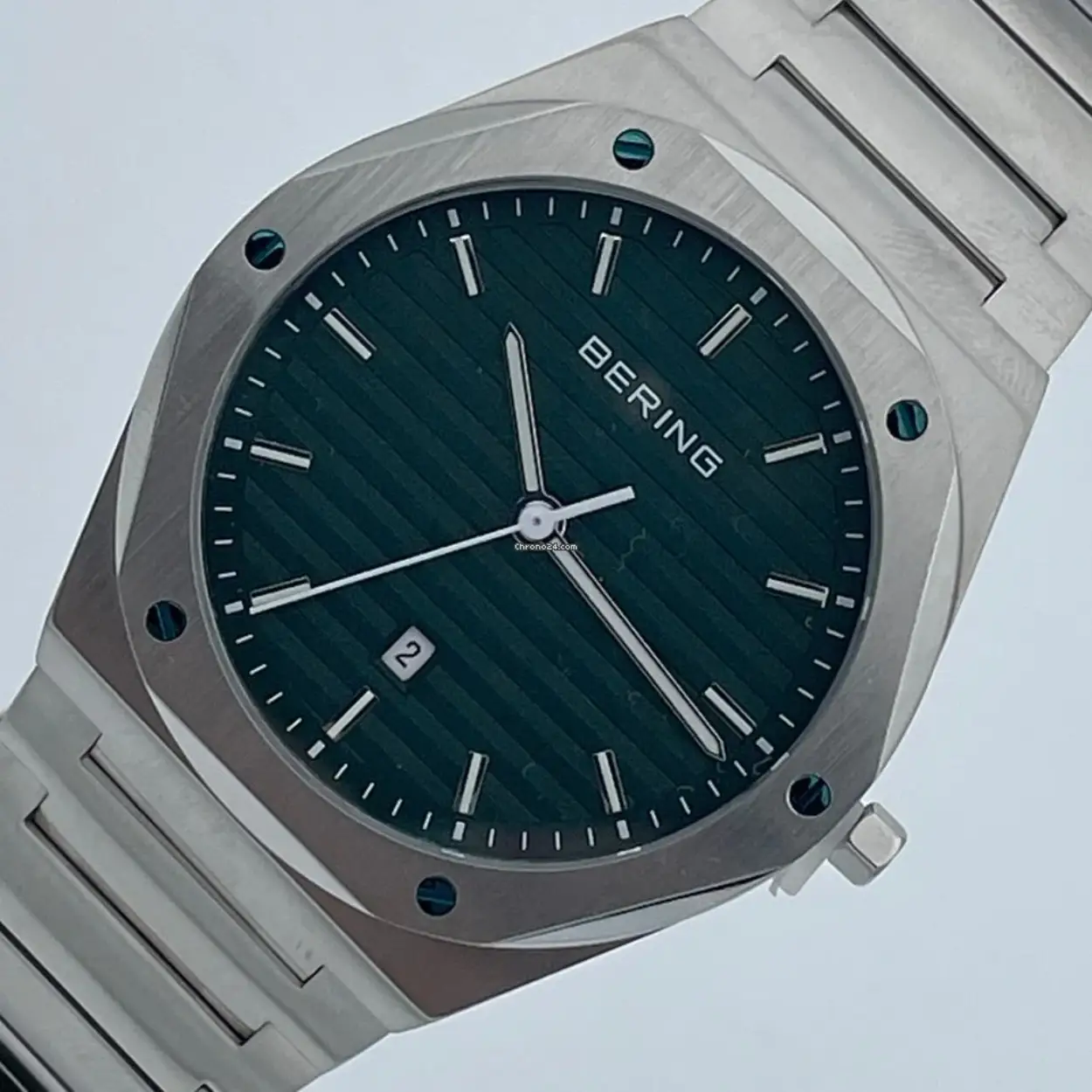  Voor de horloges uit de Classic-collectie worden uitsluitend hoogwaardige materialen gebruikt, zoals bijzonder hard, glashelder en krasbestendig saffierglas. Dit betekent dat de tijd geen sporen achterlaat op dit horlogeglas. Het gebruikte huidvriendelijke roestvrij staal garandeert een glamoureuze uitstraling. De stoere uitstraling van het staal en de puristische, heldere lijn van het ontwerp van het BERING-horloge vullen elkaar ideaal aan. De kast - gepolijst of geborsteld - is gemaakt van zuiver en hoogwaardig roestvrij staal (316L), zoals ook gebruikt in de medische technologie.  Puristisch roestvrij staal wordt in de CLASSIC horlogecollectie gecombineerd met delicate, soepele Milanaise bandjes of edele bandjes van natuurlijk gelooid kalfsleer. Klassieke elegantie ontmoet een onmiskenbaar aangenaam draaggevoel en zorgt voor de klassiek nobele BERING-look. 