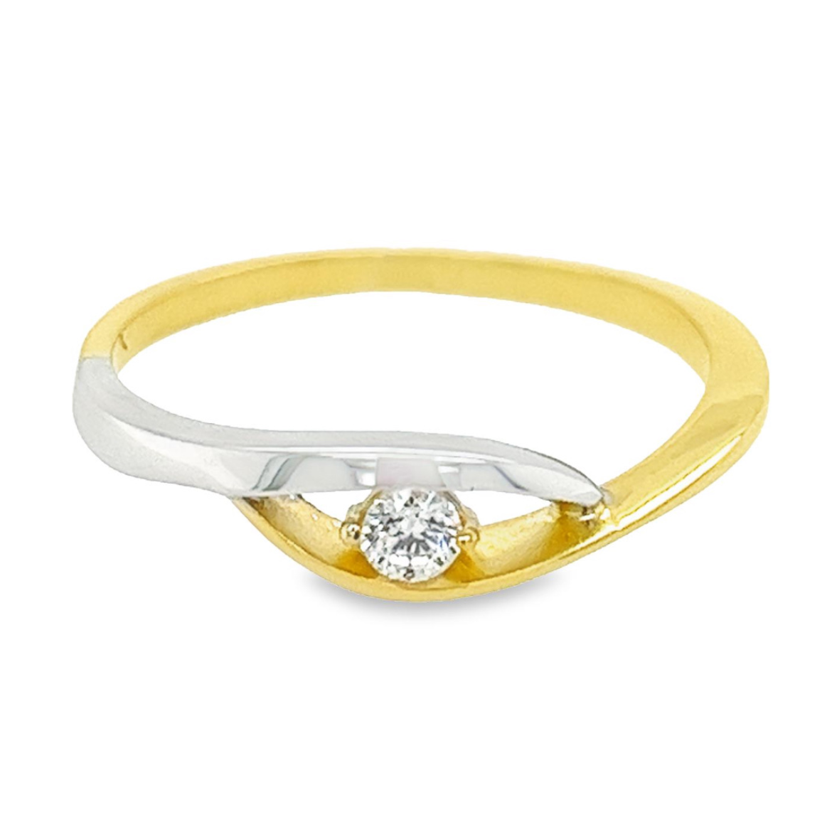 Deze bicolor gouden ring heeft een fijne en elegante uitstraling. De ring is zowel witgoud als geelgoud van kleur en in het midden is een briljant geslepen zirkonia steen gezet. Deze ring is volledig glad gepolijst.