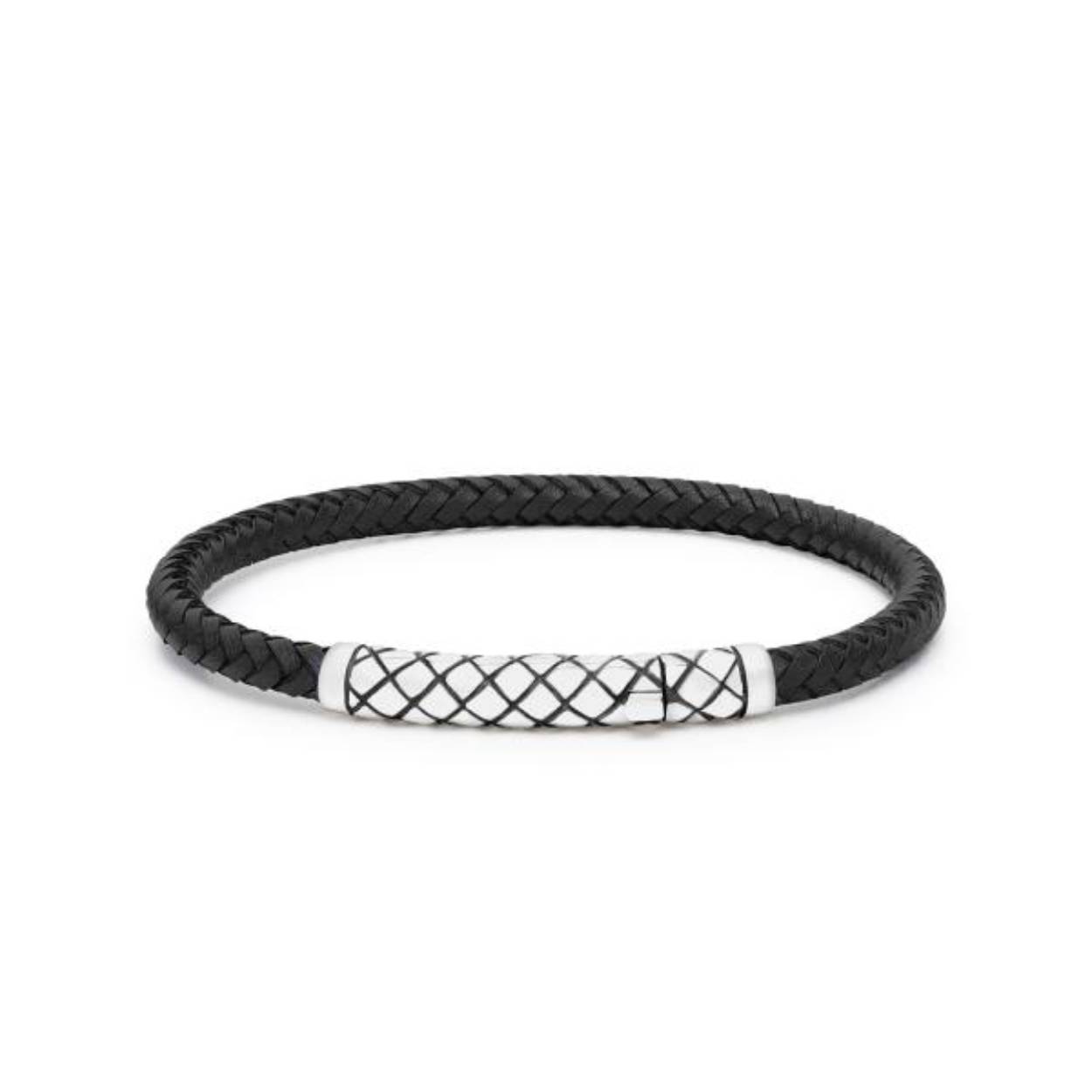 Het ongeëvenaarde vakmanschap van SILK komt tot leven in elk handgemaakt zilveren sieraad. Deze zwarte leren armband uit de Crossline-collectie belichaamt het uitzonderlijke meesterschap van onze ervaren SILK-ambachtslieden. De gedetailleerde structuur van de handgeweven Crossline-band is met zorg geïntegreerd in de massief zilveren sluiting, wat zorgt voor een unieke, stijlvolle en tijdloze uitstraling. Elke armband wordt met de hand vervaardigd, met oog voor detail, kwaliteit en duurzaamheid. Naast zwart leer is deze armband ook verkrijgbaar in donkerbruin en blauw leer.