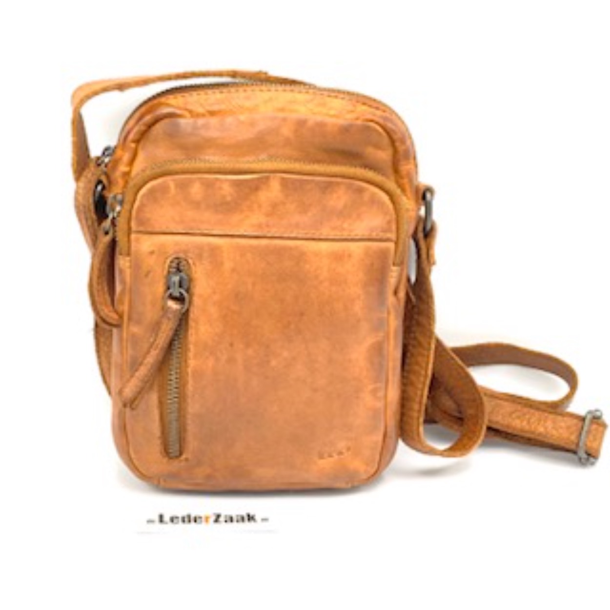 Deze CROSSBODY_BAGS : BearDesign schoudertas cognac CL 5243 heeft een verstelbare schouderband, een ruim binnenvak en diverse handige opbergvakken. De tas is gemaakt van hoogwaardig leer en heeft een stijlvolle cognac kleur. De beste manier om deze tas te dragen is diagonaal over de schouder, voor een trendy en comfortable look.

Stijlvol en praktisch, deze BearDesign schoudertas is een echte must-have voor elke fashionista.
Handige tas voor op reis. 1 hoofdvak welke is voorzien met steekvak. pennenvak en ritsvak. Achterzijde is voorzien van een steekvak. Voorzijde extra vak met rits en een klein rits vakje.

Afmetingen:
Hoog 22 cm x breed 14cm x diep 5 cm