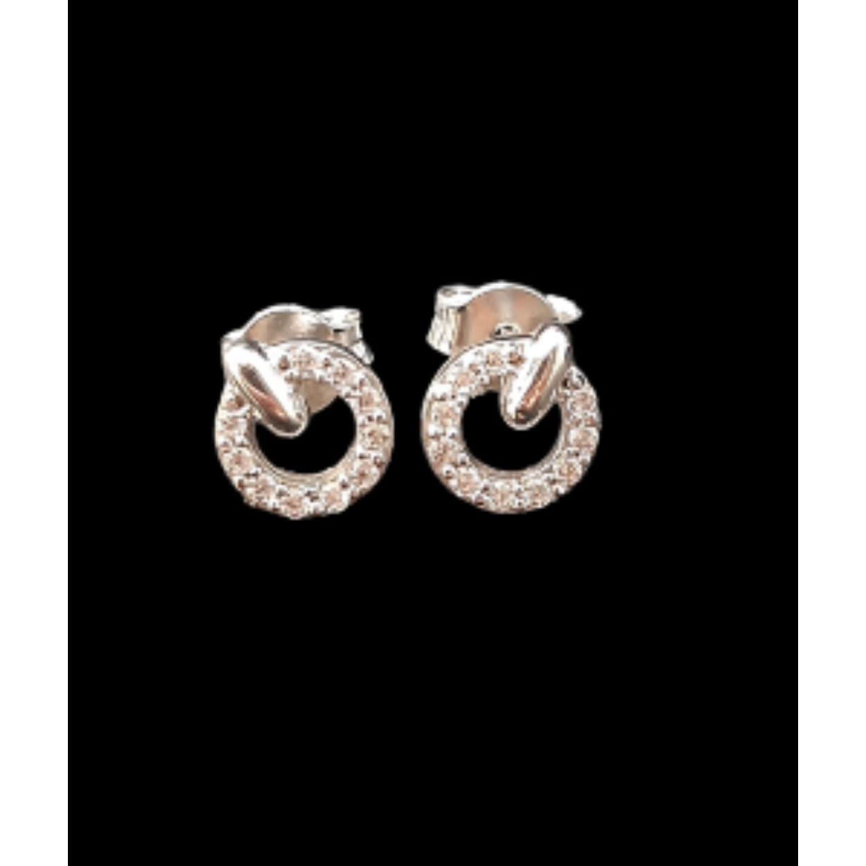 De witgouden oorknop BREA-0002505 is een luxe, tijdloze accessoire met zirkonia stenen. Gemaakt van 18-karaats goud, straalt het elegantie uit. Ideaal voor dagelijks gebruik of speciale gelegenheden. Combineer met een minimalistische outfit voor een verfijnde look. Perfect voor iedereen die subtiele maar schitterende sieraden waardeert. Voeg deze verfijning toe aan je collectie!