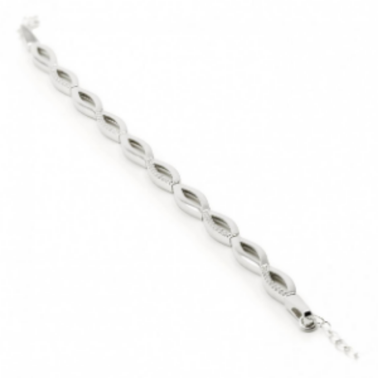 Zilveren armband gevormd door een klassiek ontwerp van in elkaar grijpende rails, gedeeltelijk bedekt met oogverblindende witte zirkonia. Karabijnsluiting met verlenging zodat je hem optimaal kunt aanpassen aan je pols.