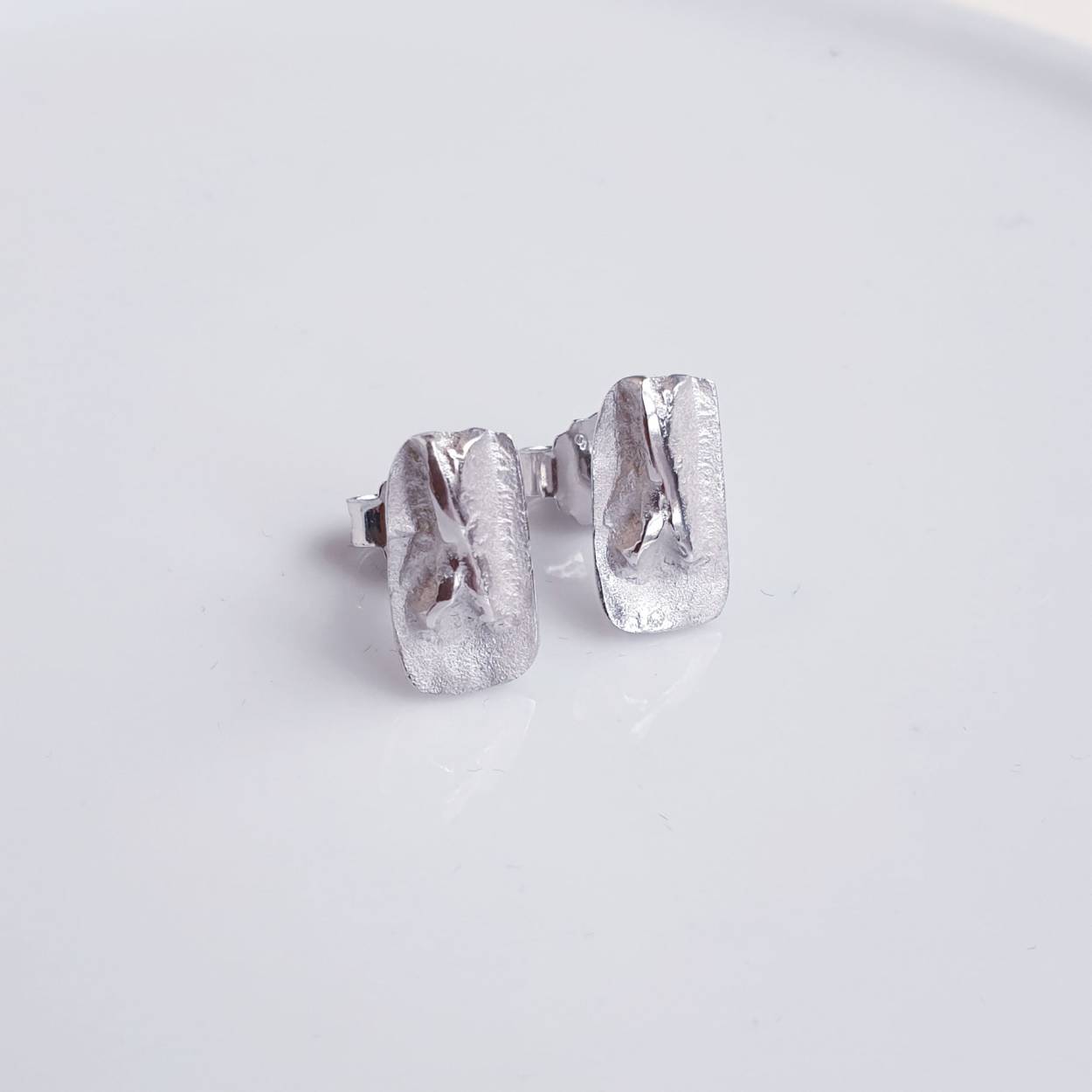Handgemaakte oorbellen met matte accenten en Zirkonium.